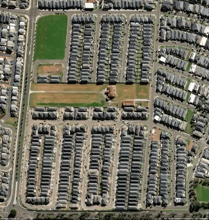 澳洲新南威爾斯州奎克斯山丘(Quakers Hill)有一戶傳奇「釘子戶」。(影片截圖)