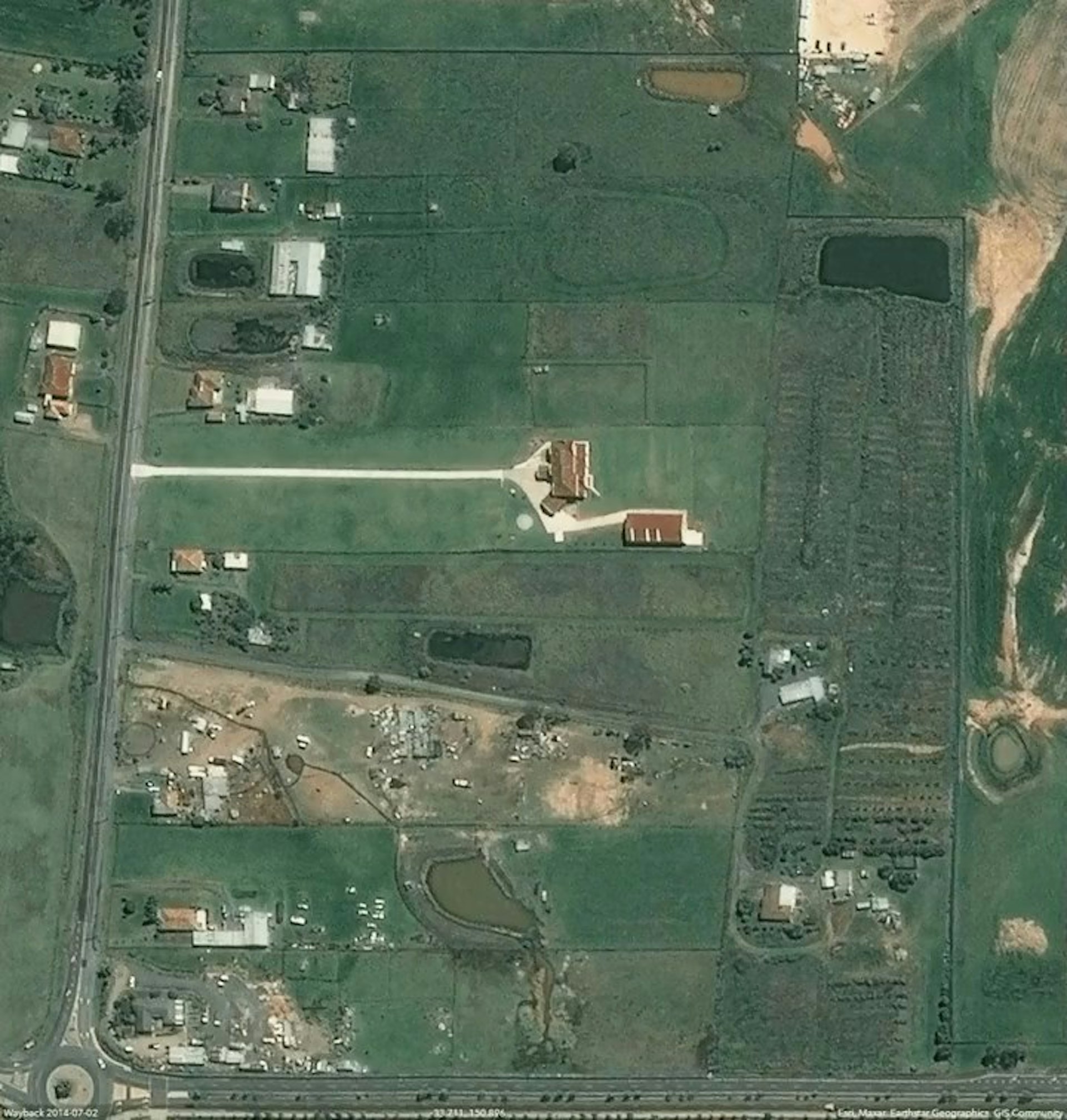 札米特家族這片土地四周原本是一大片綠色農田,但隨着大型發展項目進行,四周已被新建成的高密度住宅區房屋包圍,只用圍欄劃分邊界分隔。(影片截圖)