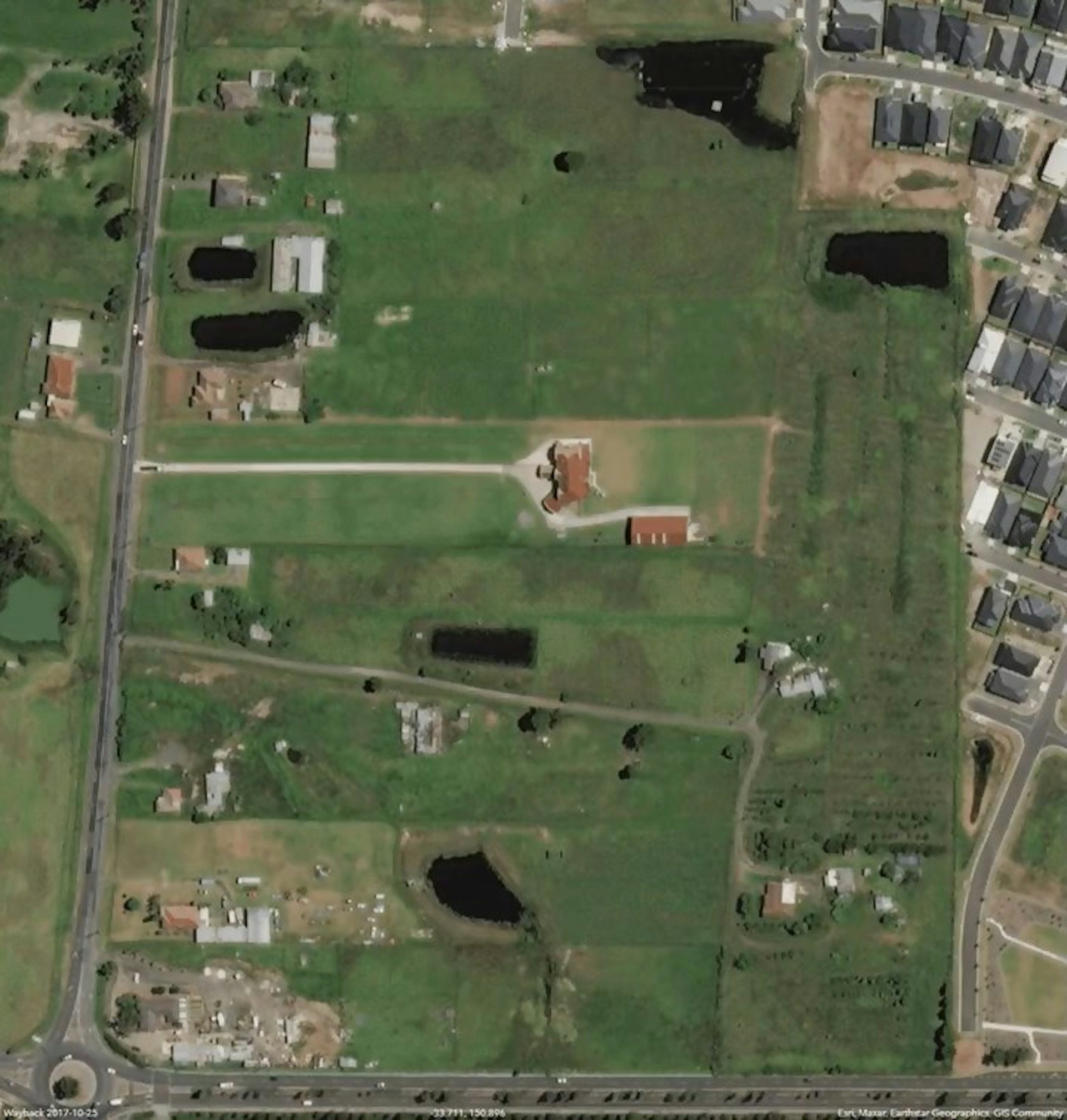 札米特家族曾指,他們於16年前搬到此地,當時是「農田點綴着紅磚小房子和小屋」,惟後來已「面目全非」。(影片截圖)