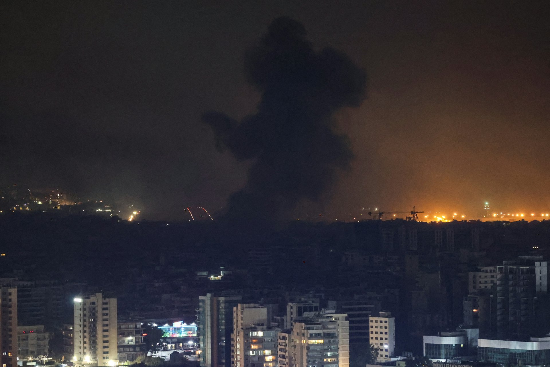 2024年10月7日,黎巴嫩貝魯特,以軍和真主黨敵對行動持續,圖為以色列夜襲當地,在首都貝魯特見到一處地點冒出濃煙。(Reuters)