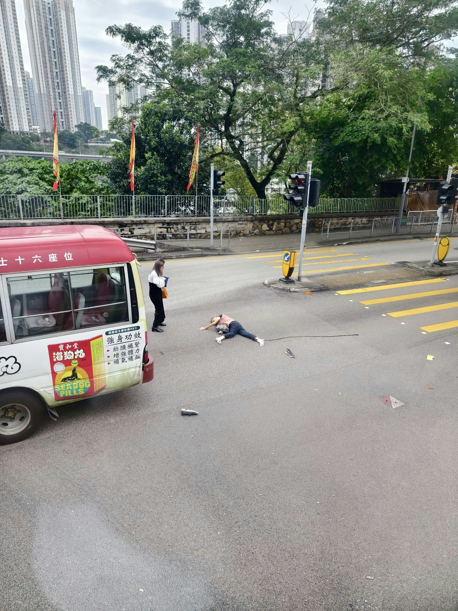 事主腳流血受傷，一隻鞋飛脫數米外，地上遺下一條血路。（香港交通及突發事故報料區/畢爾包圖片）