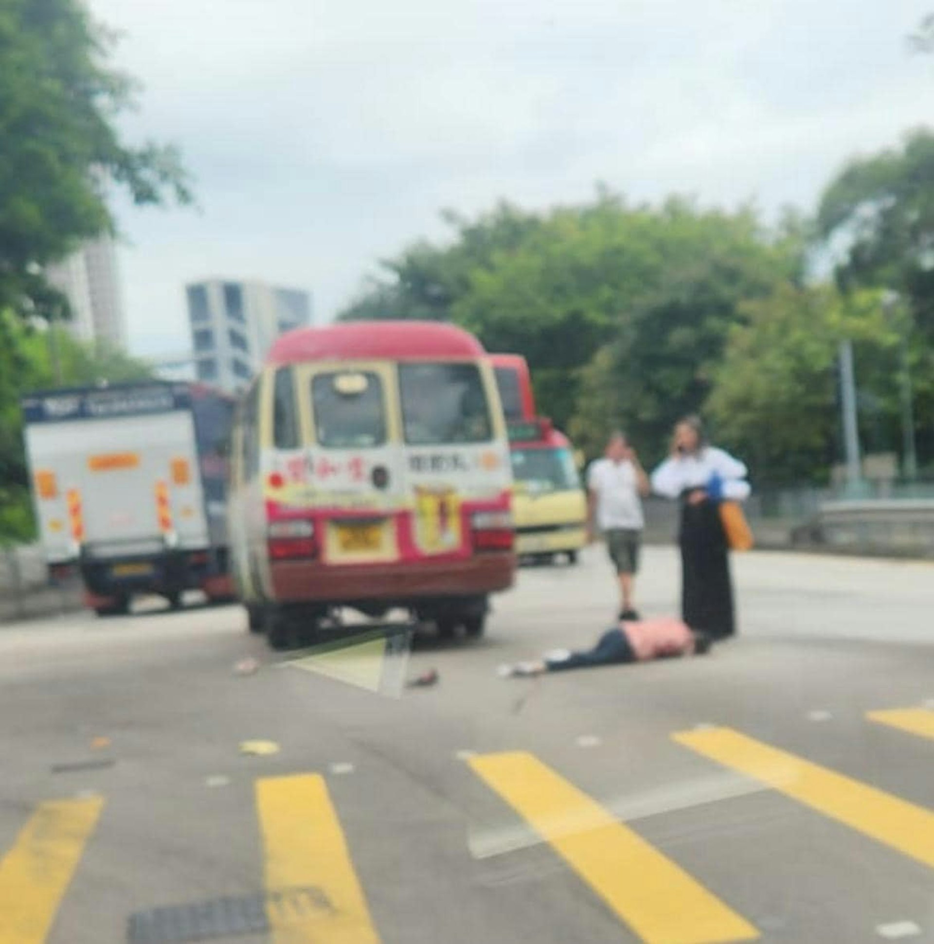 事主受傷倒地,有途人協助報警。(網上圖片) 事主受傷倒地,有途人協助報警。(網上圖片)