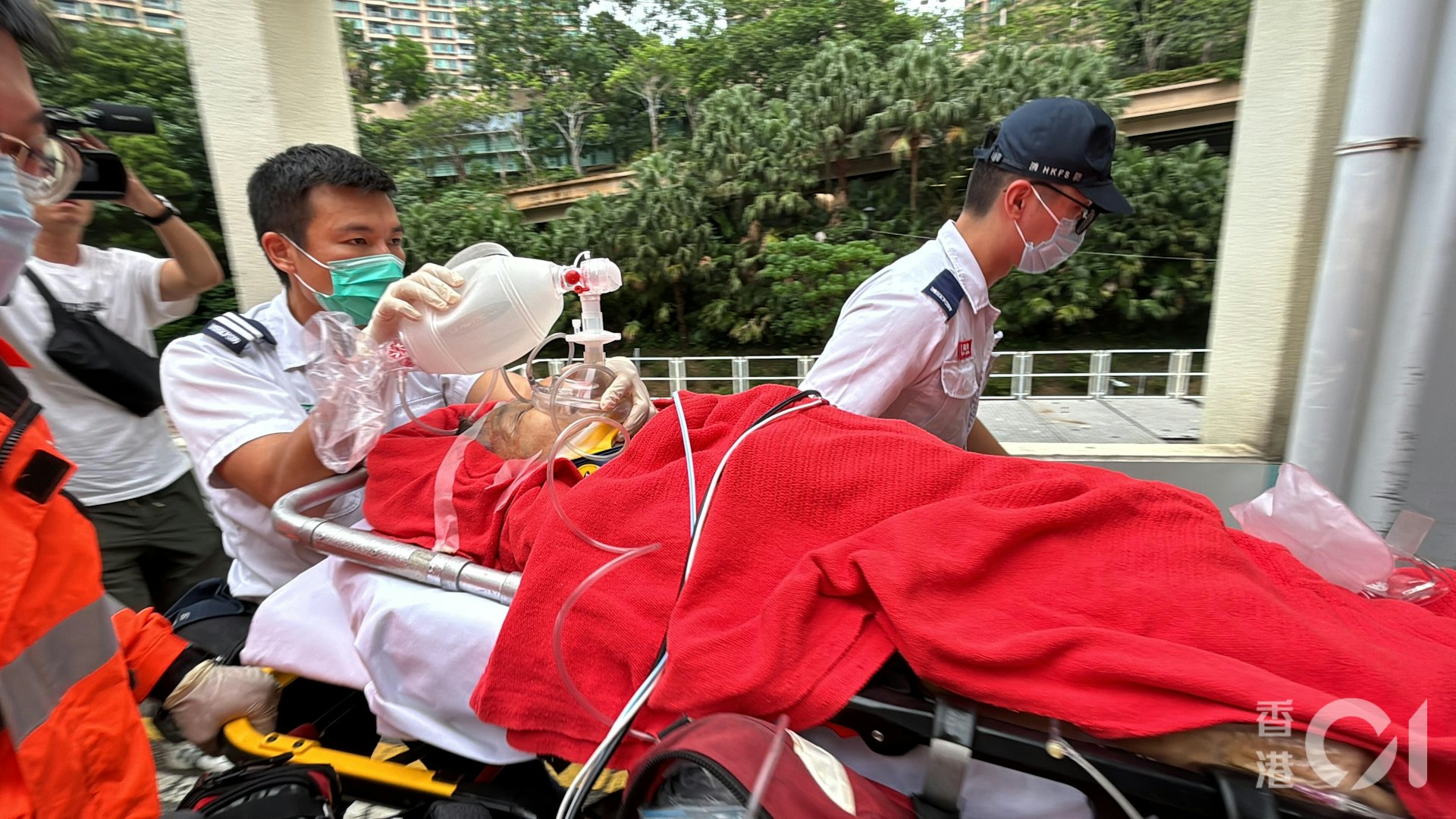 老婦昏迷,救援人員到場將她送往伊利沙伯醫院搶救。(馬耀文攝) 老婦昏迷,救援人員到場將她送往伊利沙伯醫院搶救。(馬耀文攝)
