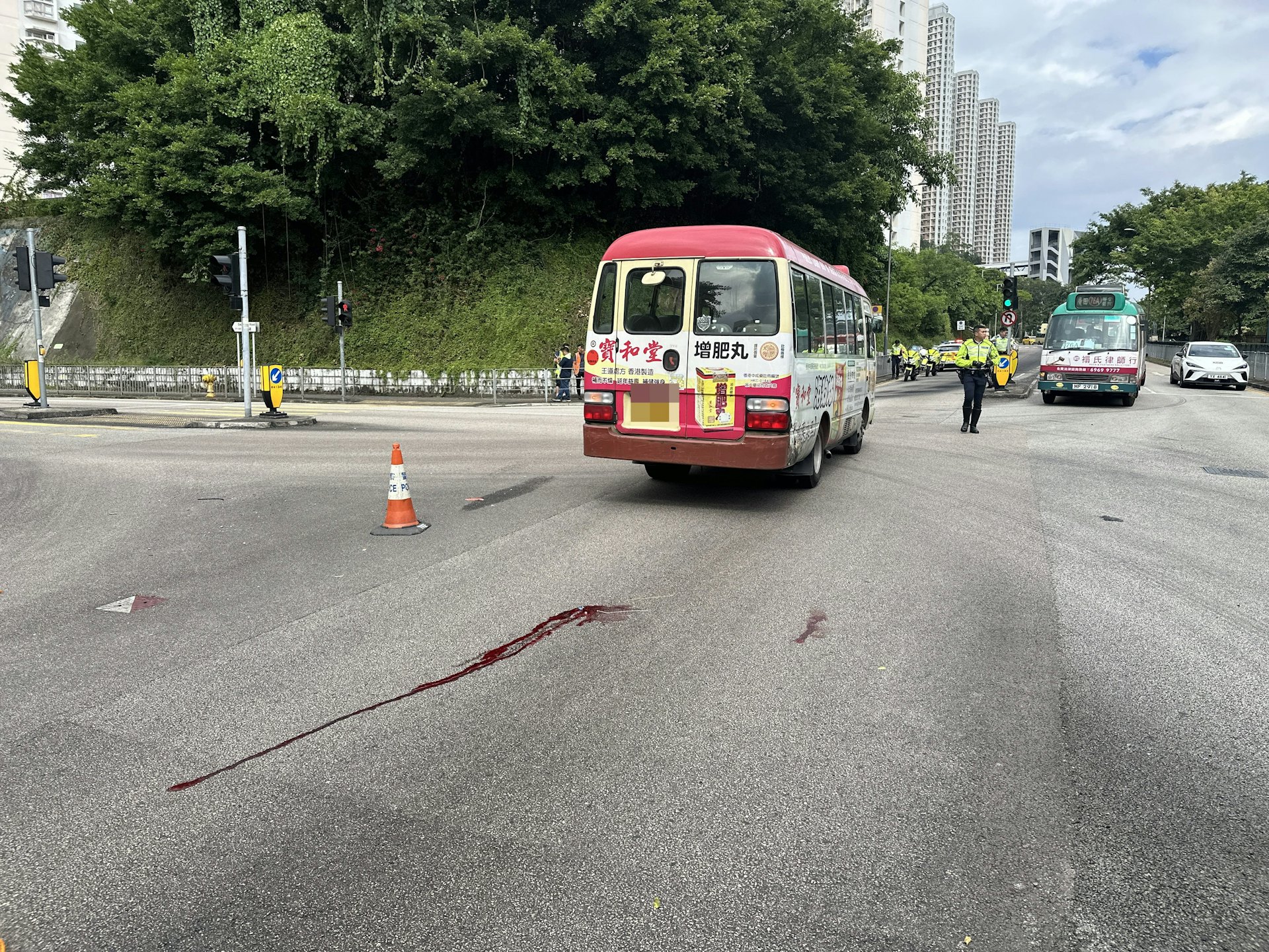 地上遺下一條長長的血路。(黃學潤攝) 地上遺下一條長長的血路。(黃學潤攝)