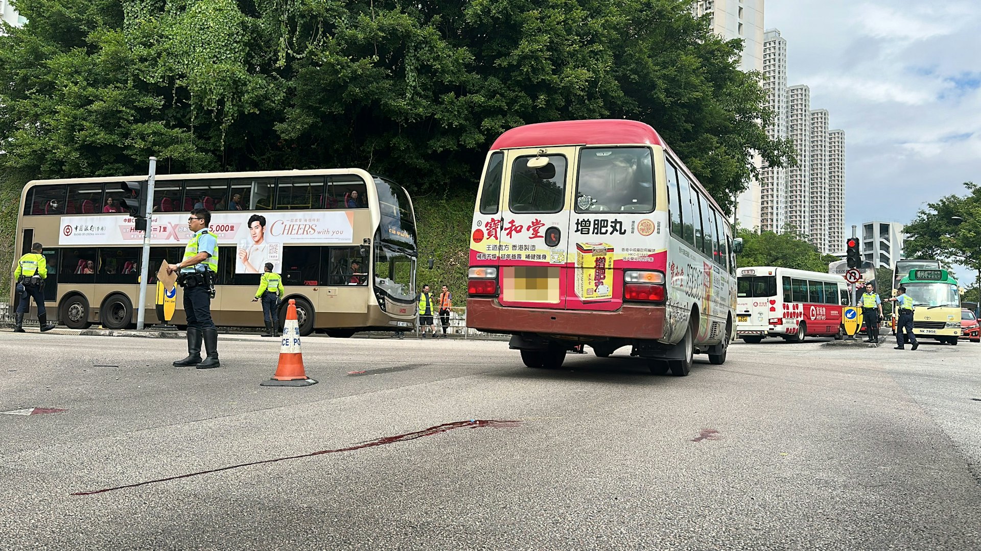 地上遺下血路。(黃學潤攝) 地上遺下血路。(黃學潤攝)