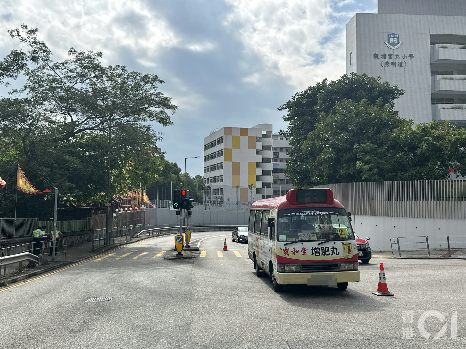 一名老婦正由過至路觀塘官立小學(秀明道),一輛紅色小巴沿曉光街駛至,將老婦撞倒。(黃學潤攝) 一名老婦正由過至路觀塘官立小學(秀明道),一輛紅色小巴沿曉光街駛至,將老婦撞倒。(黃學潤攝)