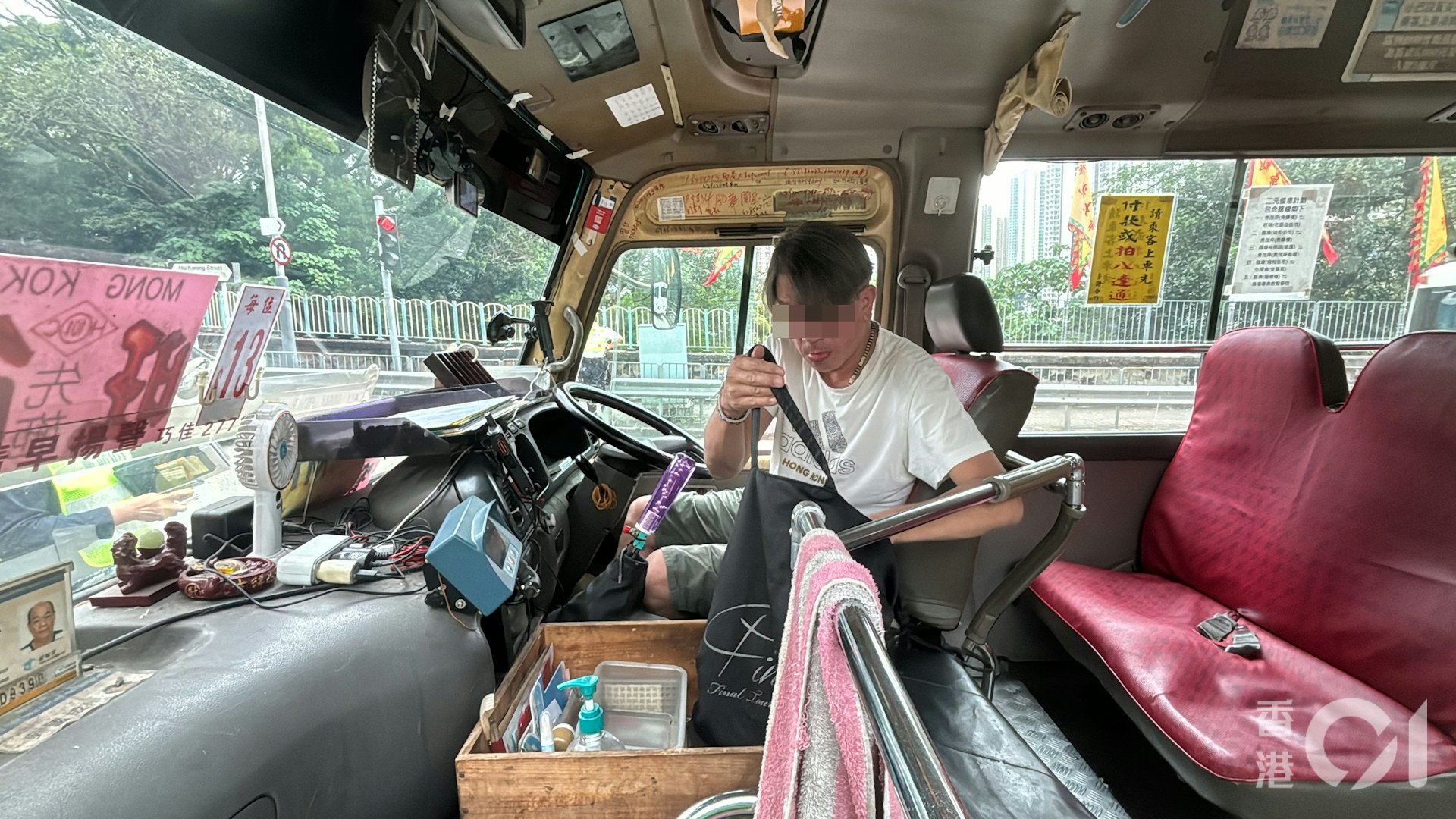 小巴司機未能通過酒精呼氣測試,警方以涉嫌酒後駕駛將他拘捕。(黃學潤攝) 小巴司機未能通過酒精呼氣測試,警方以涉嫌酒後駕駛將他拘捕。(黃學潤攝)