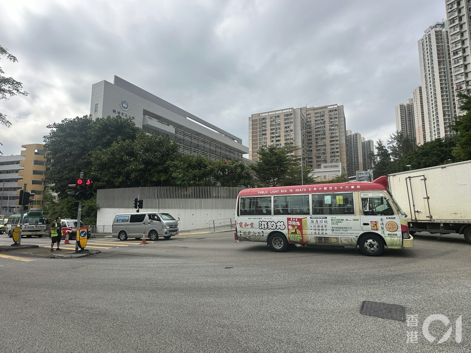 一名74歲老婦正過路至觀塘官立小學(秀明道)時,一輛紅色小巴沿曉光街駛至,將她撞倒。 一名74歲老婦正過路至觀塘官立小學(秀明道)時,一輛紅色小巴沿曉光街駛至,將她撞倒。