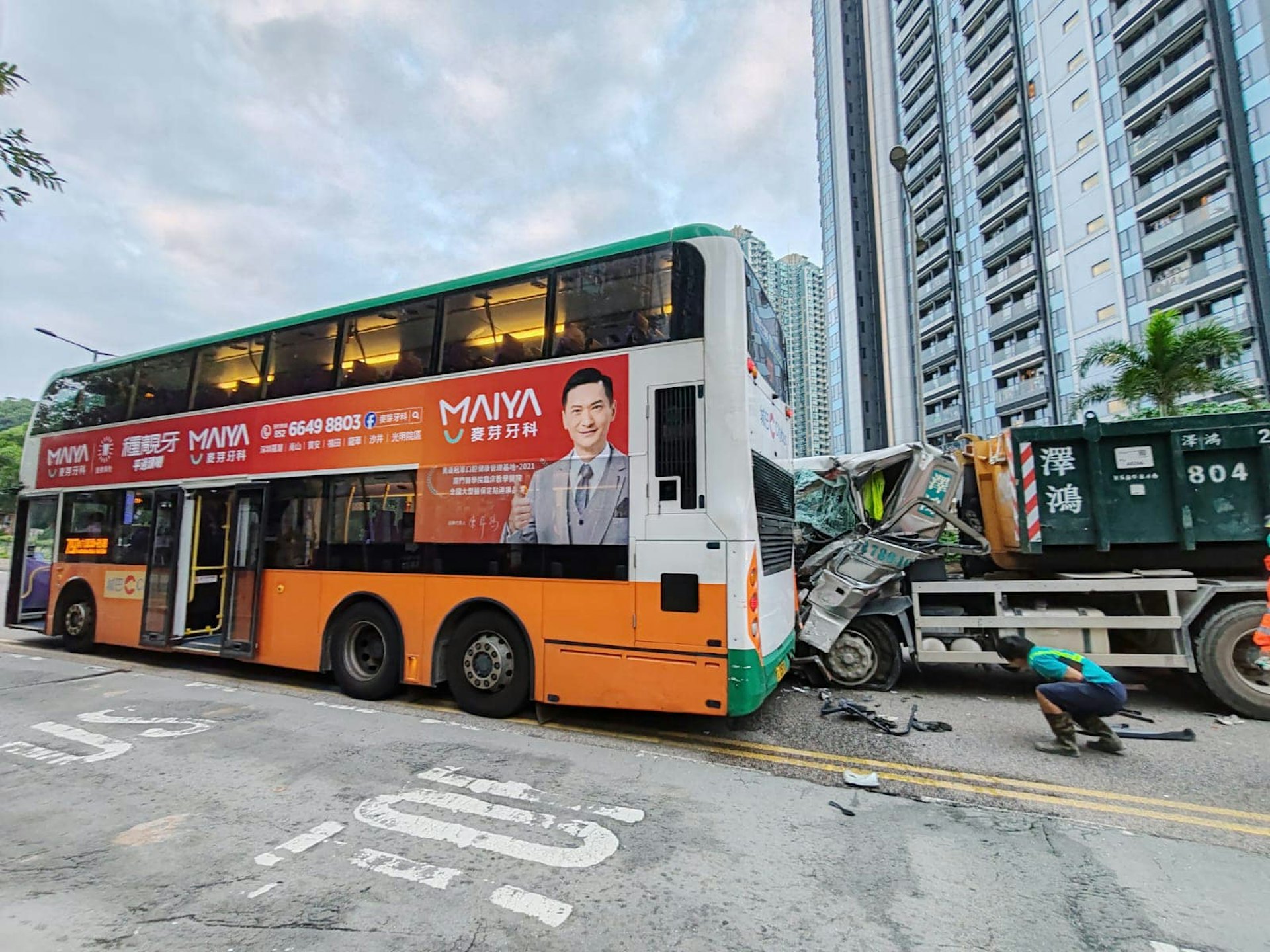 一輛797線城巴及一輛泥頭車在環保大道近日出康城首都對出巴士站相撞。(Facebook 方國珊 Christine Fong Kwok Shan) 一輛797線城巴及一輛泥頭車在環保大道近日出康城首都對出巴士站相撞。(Facebook 方國珊 Christine Fong Kwok Shan)