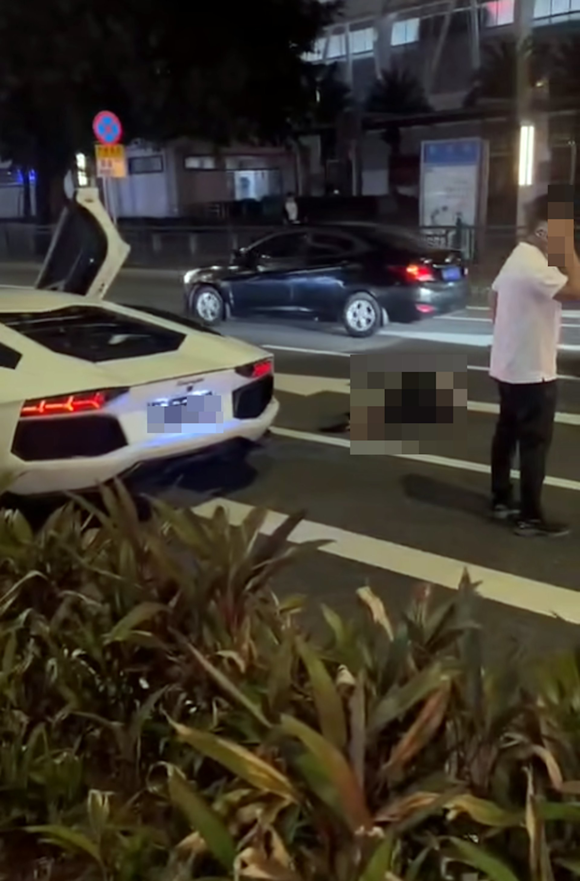 涉事白色林寶堅尼停在現場,事主倒地昏迷。(網上圖片)