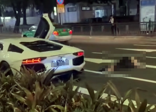 涉事白色林寶堅尼停在現場，相信是司機的男子落車打電話，事主則倒在地上昏迷。(網上圖片)