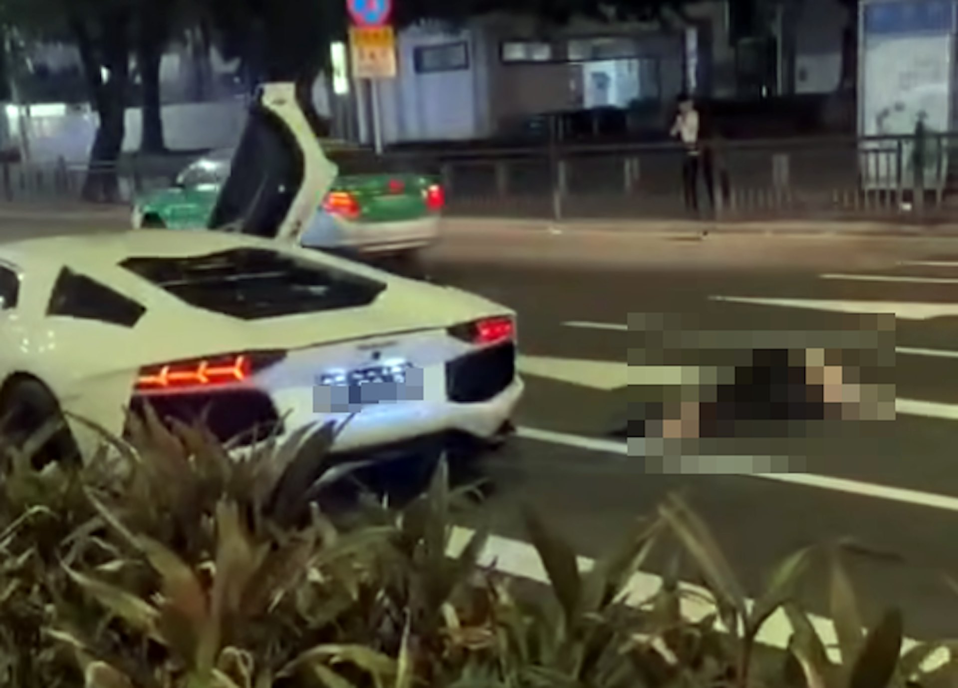 涉事白色林寶堅尼停在現場,相信是司機的男子落車打電話,事主則倒在地上昏迷。(網上圖片)