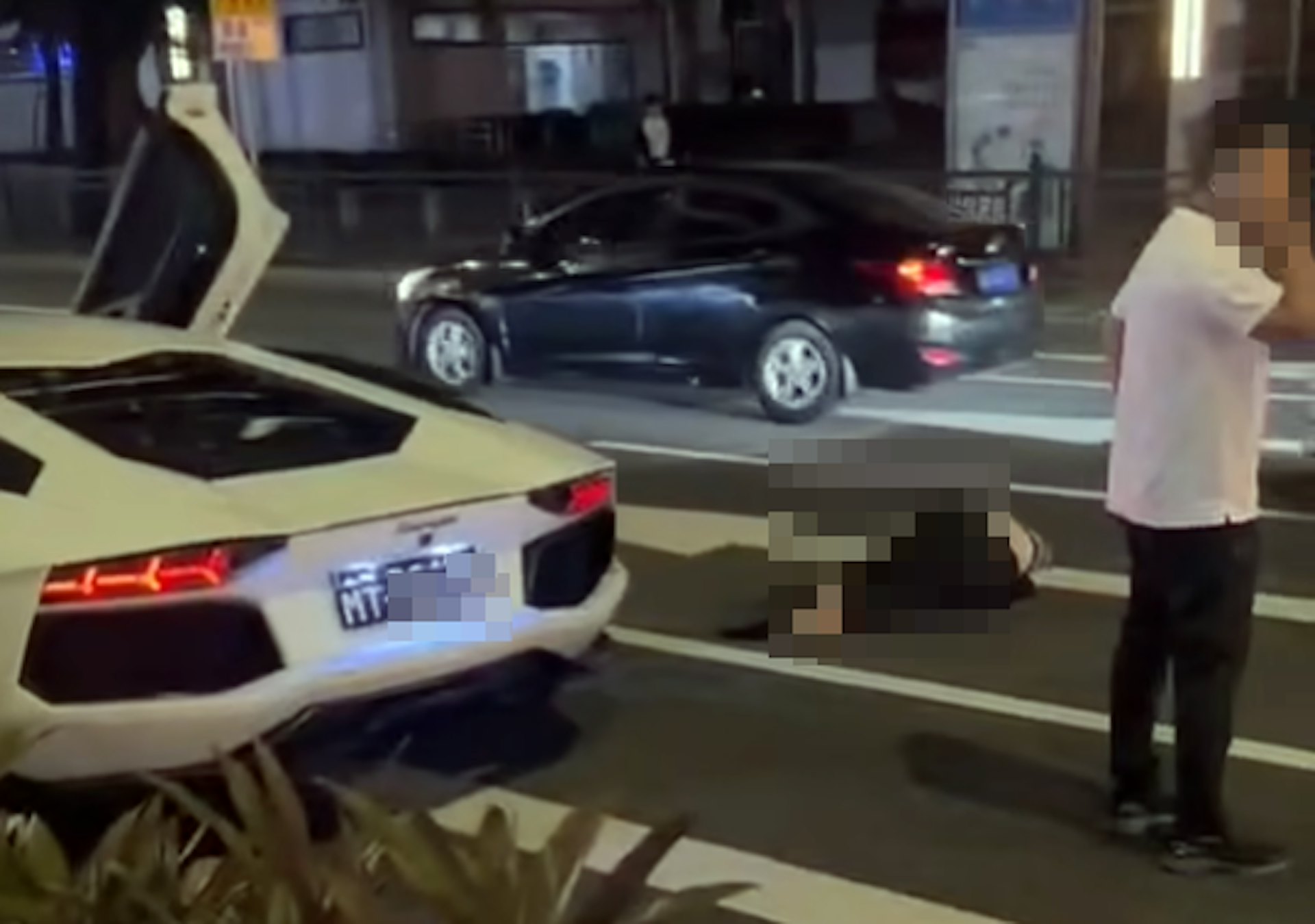 涉事白色林寶堅尼停在現場,相信是司機的男子落車打電話,事主則倒在地上昏迷。(網上圖片)