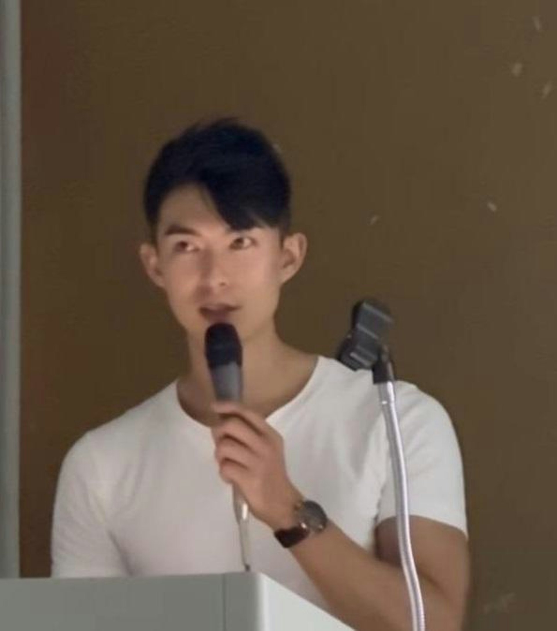 中原大學高顏值英文老師。(Threads截圖 / @roubao04) 中原大學高顏值英文老師。(Threads截圖 / @roubao04)