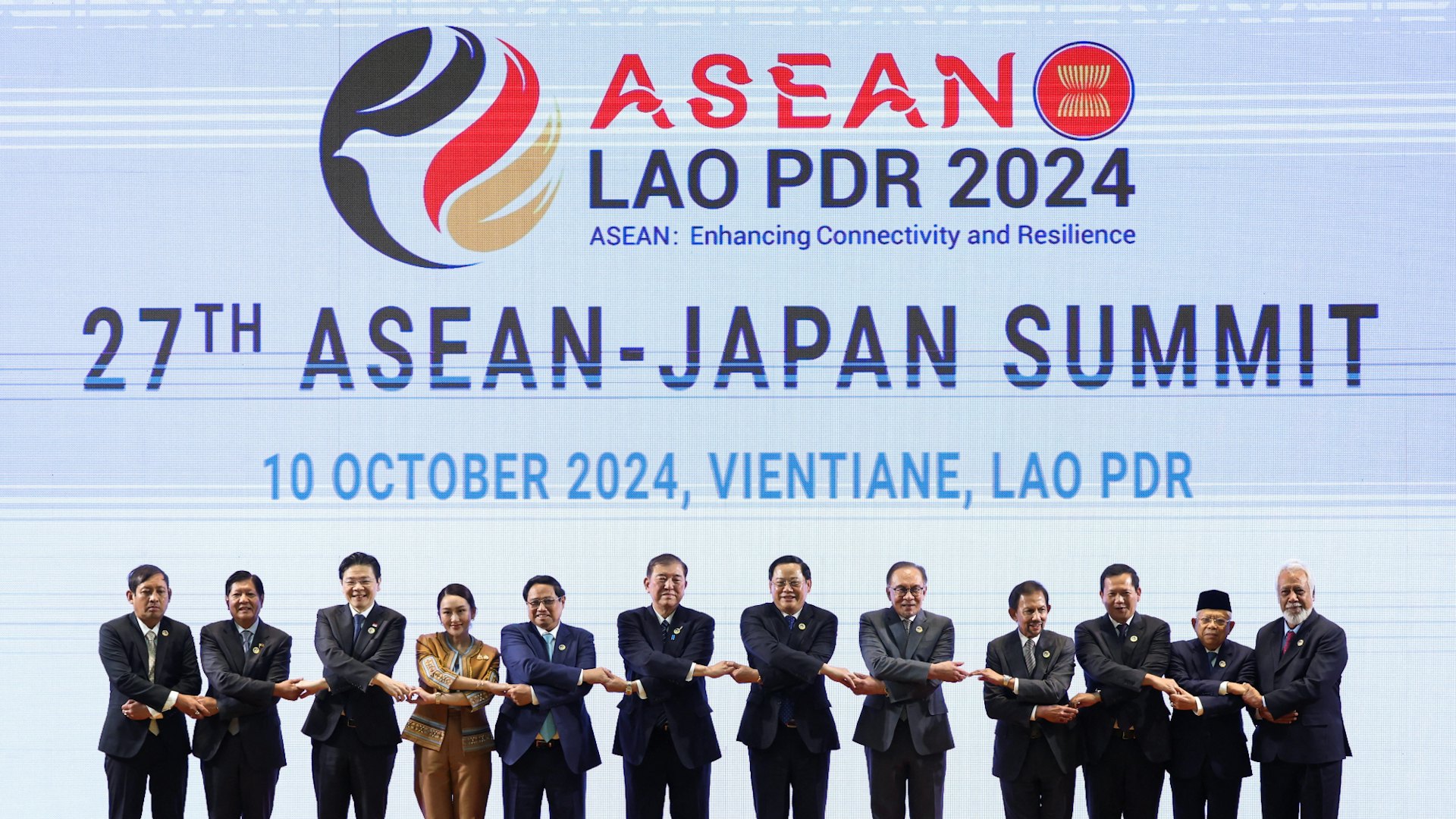 2024年10月10日,日本-東盟峰會在老撾首都萬象舉行,圖為日本首相石破茂與東盟各國領導人合影。(Reuters) 2024年10月10日,日本-東盟峰會在老撾首都萬象舉行,圖為日本首相石破茂與東盟各國領導人合影。(Reuters)