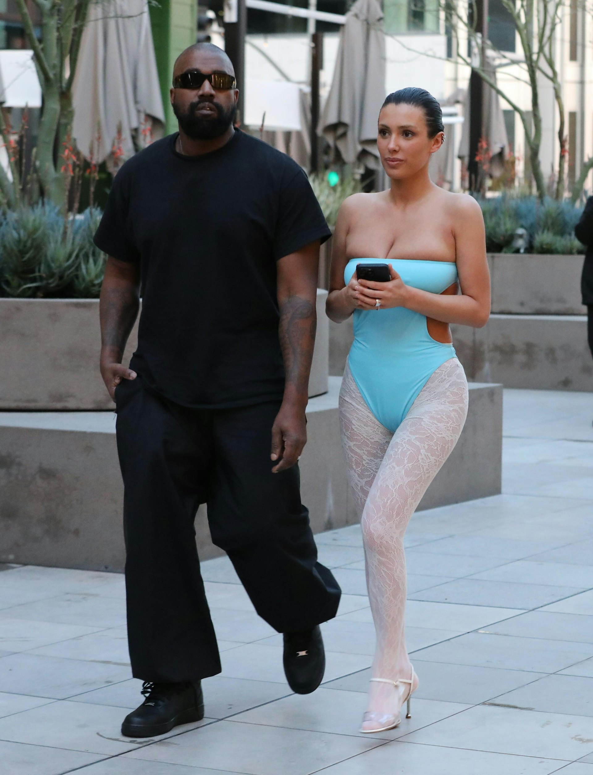 Ye于2022年12月跟Bianca Censori闪婚。 (VCG) Ye于2022年12月跟Bianca Censori闪婚。 (VCG)