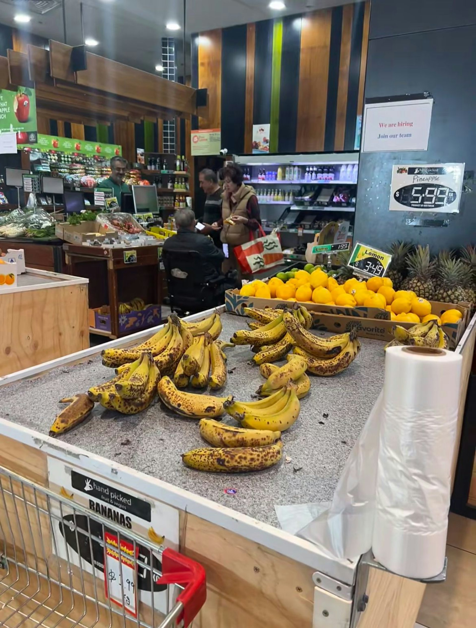 早前被網民發現同老婆一齊去行街。(小紅書)