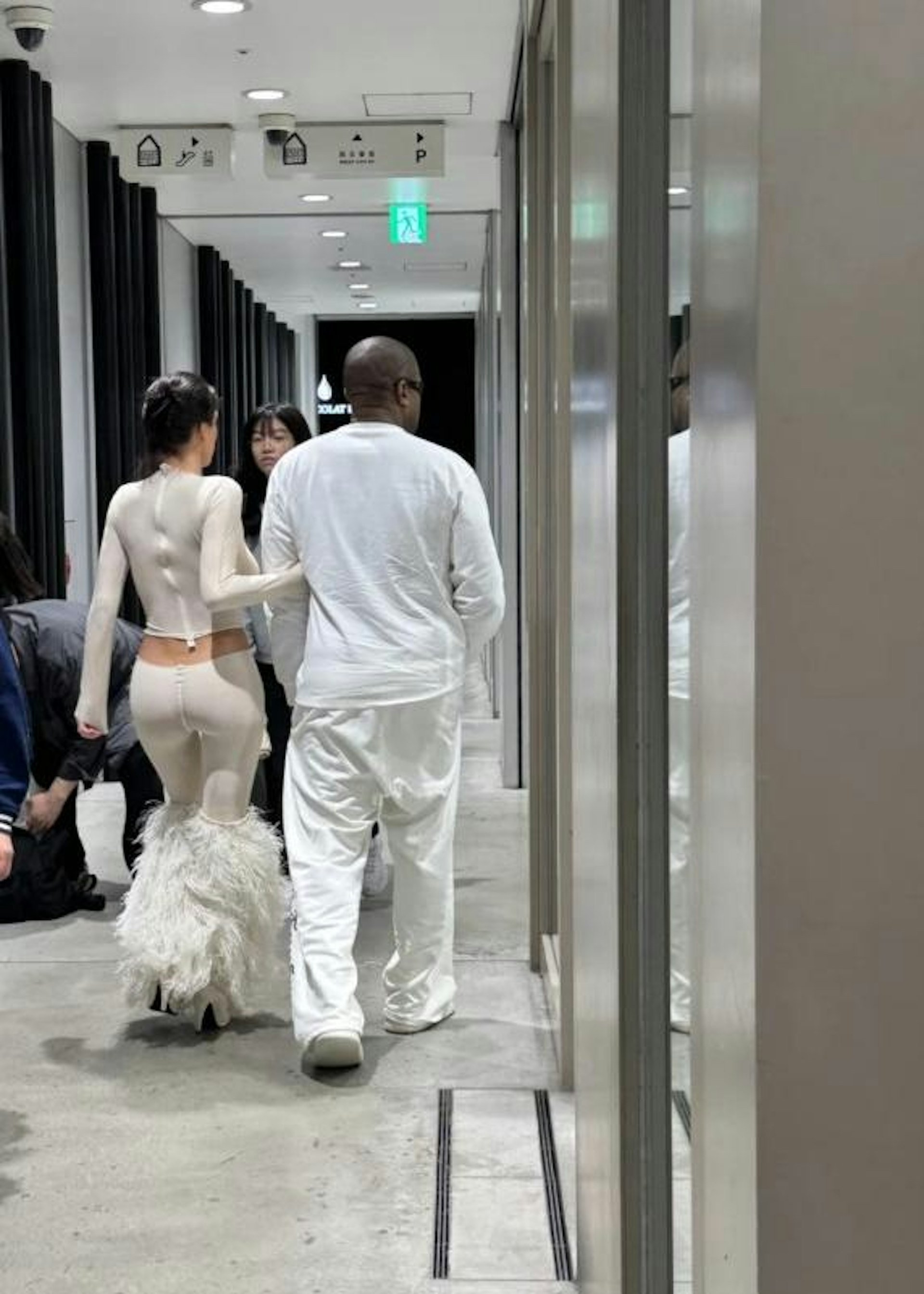 Ye与Bianca被网民日本捕获。 (小红书) Ye与Bianca被网民日本捕获。 (小红书)