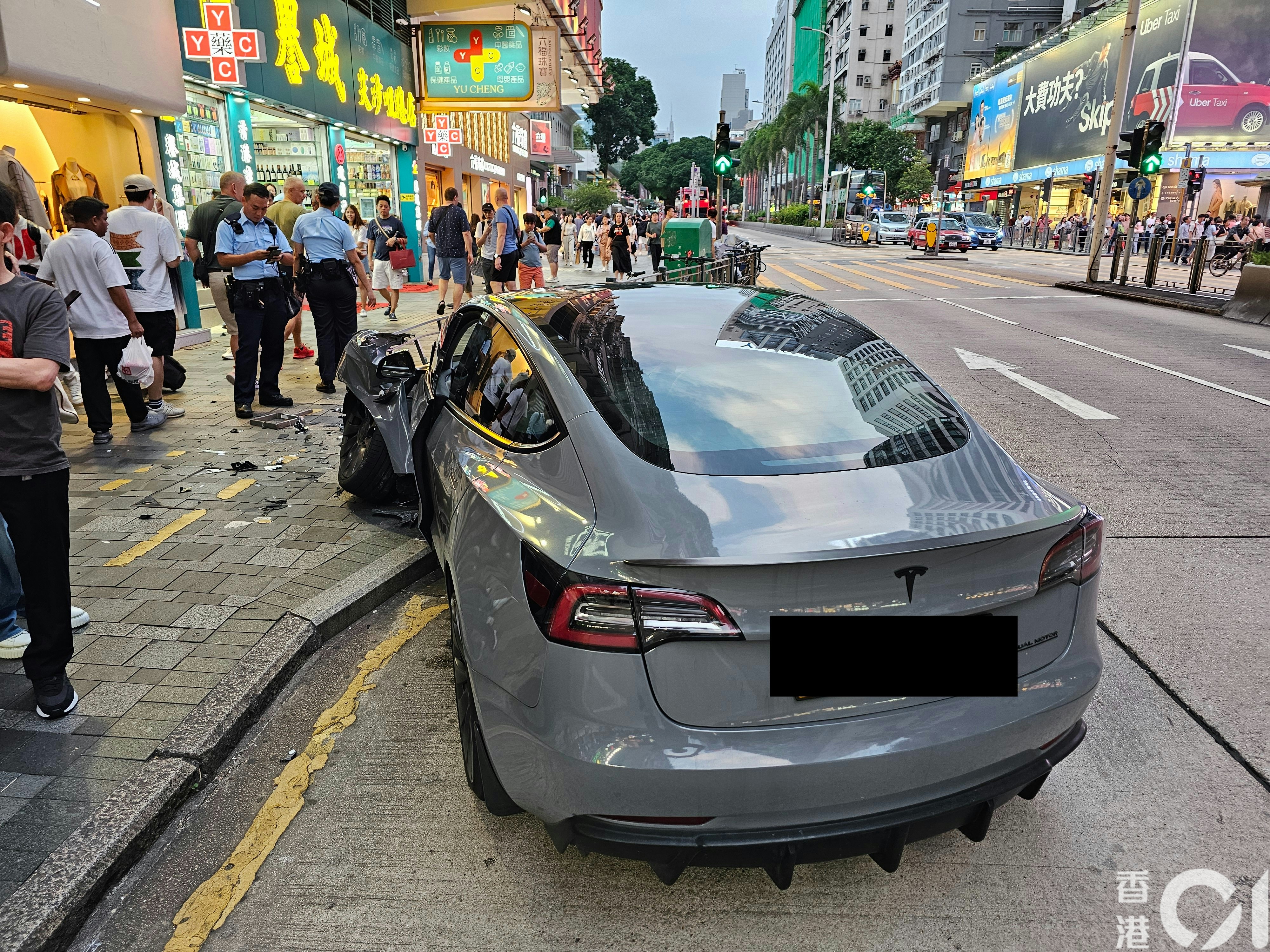 涉事Tesla在尖沙咀彌敦道近海防道失控撞欄。（梁偉權攝）