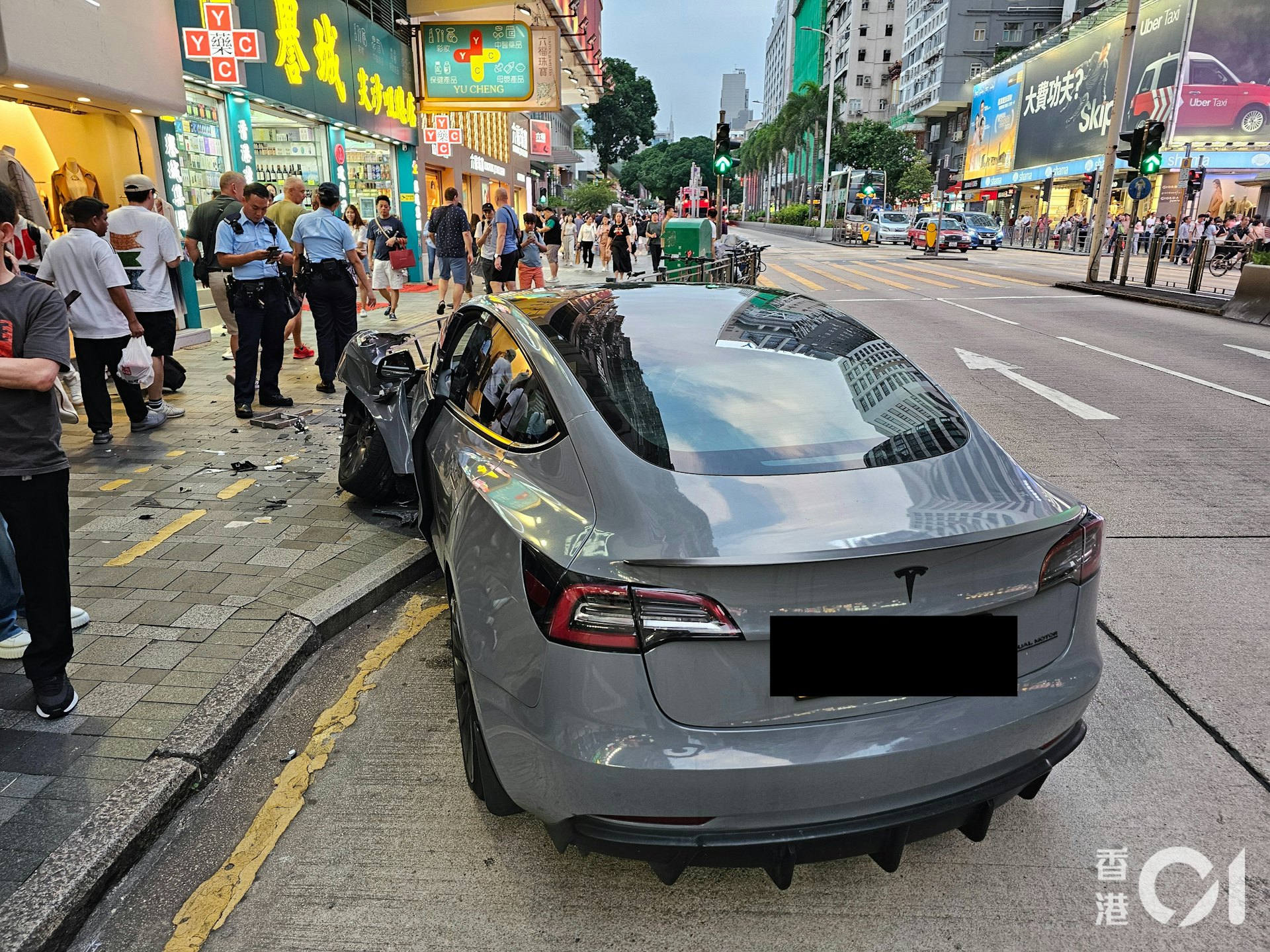 涉事Tesla在尖沙咀彌敦道近海防道失控撞欄。(梁偉權攝)