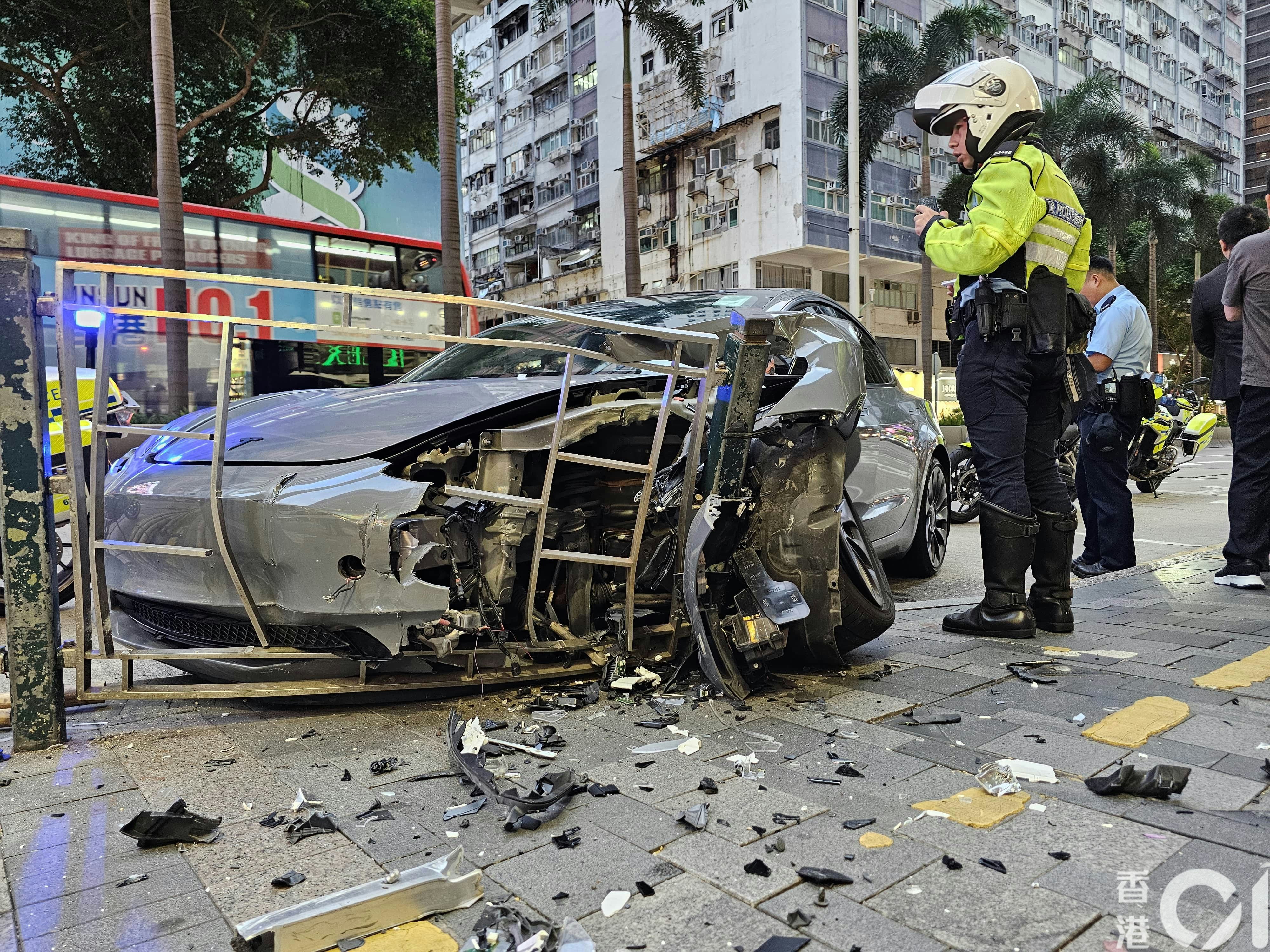 Tesla車頭嚴重損毀，警員在場調查。（梁偉權攝）