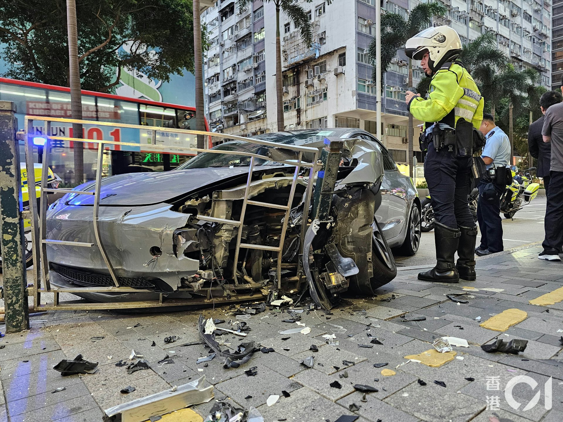 Tesla車頭嚴重損毀,警員在場調查。(梁偉權攝)