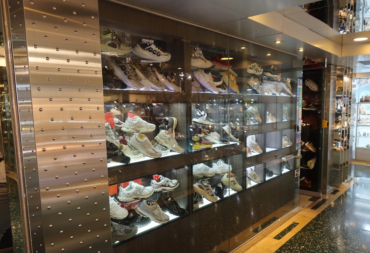 海關搗破旺角兩間零售店鋪及油麻地一個儲存倉庫,檢獲1,100件懷疑冒牌波鞋及衣服,市值82萬元。(海關提供) 海關搗破旺角兩間零售店鋪及油麻地一個儲存倉庫,檢獲1,100件懷疑冒牌波鞋及衣服,市值82萬元。(海關提供)
