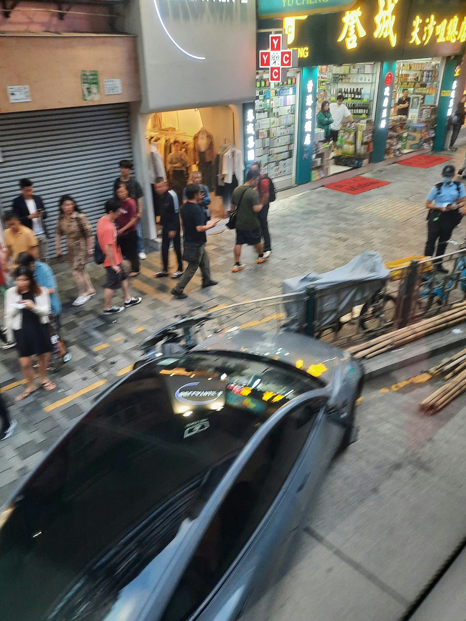 現場人來人往，大批途人駐足圍觀。（facebook / 突發馬路車cam大全）