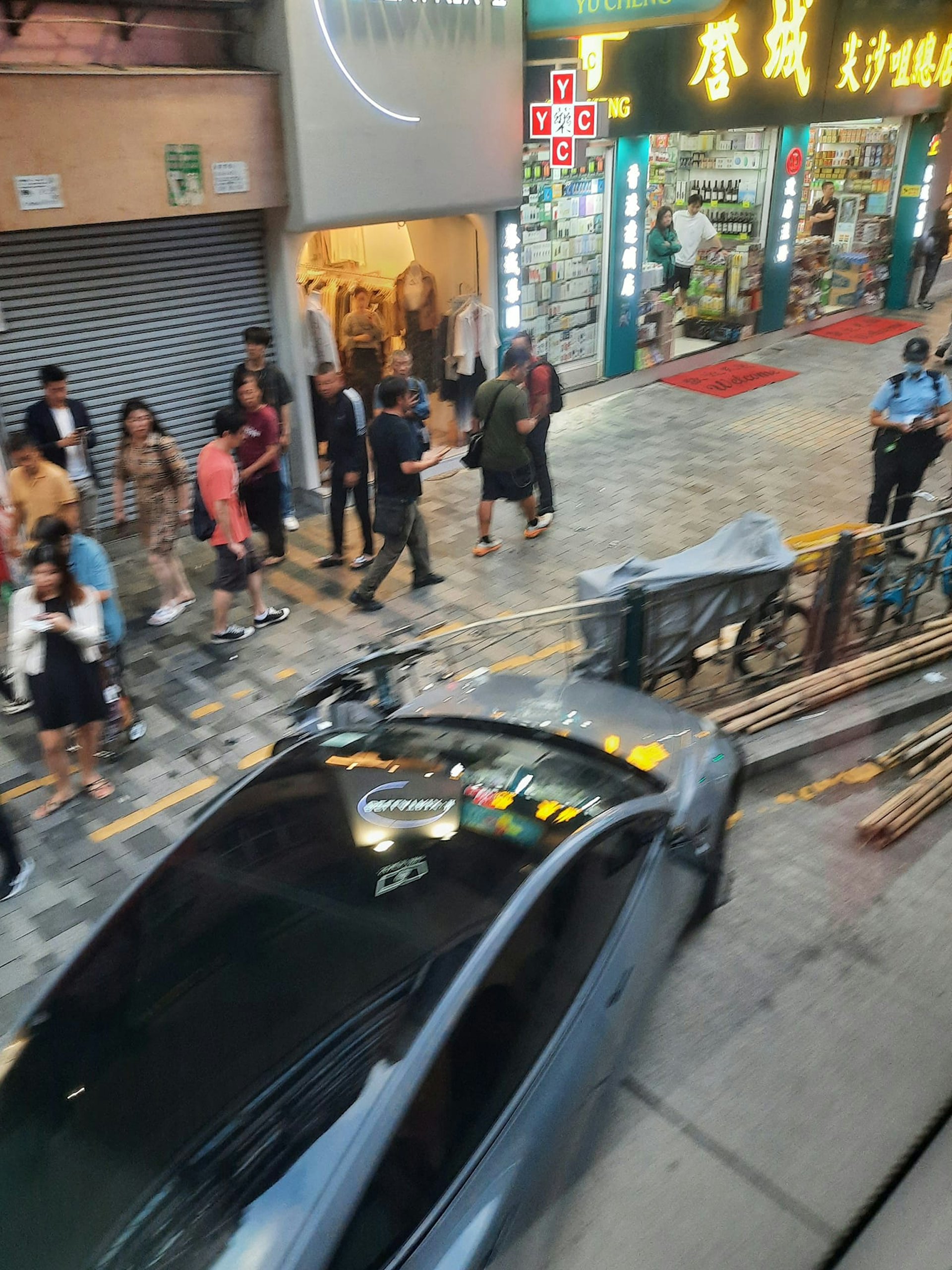 現場人來人往,大批途人駐足圍觀。(facebook / 突發馬路車cam大全)