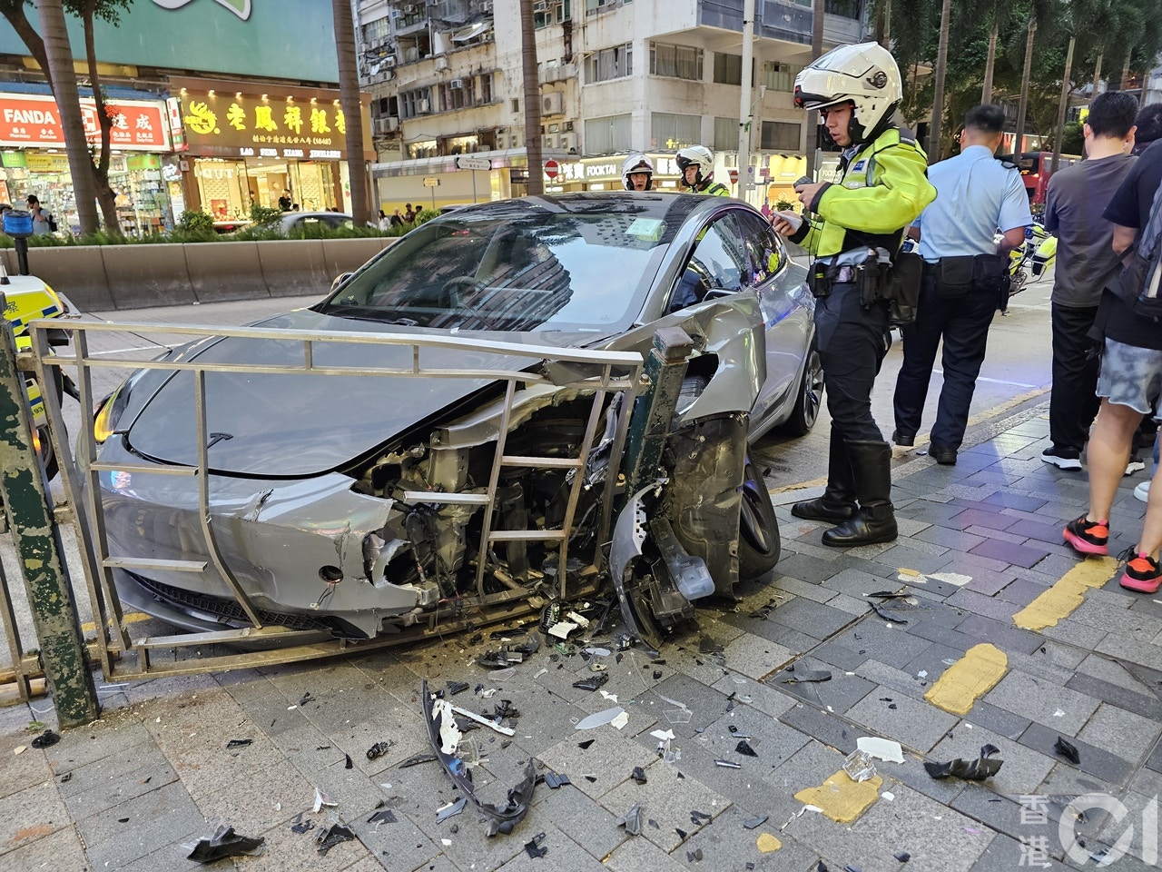 Tesla車頭嚴重損毀，警員在場調查。（梁偉權攝）