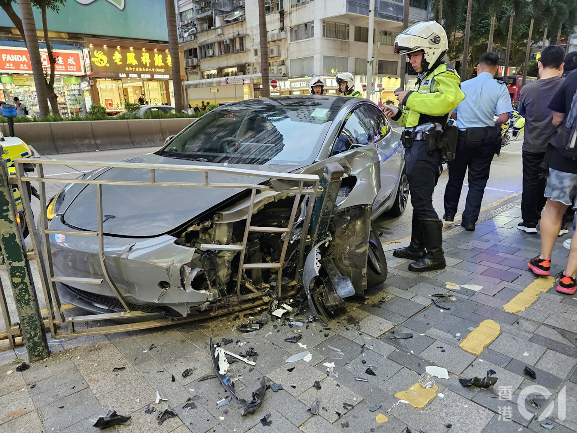 Tesla車頭嚴重損毀,警員在場調查。(梁偉權攝)