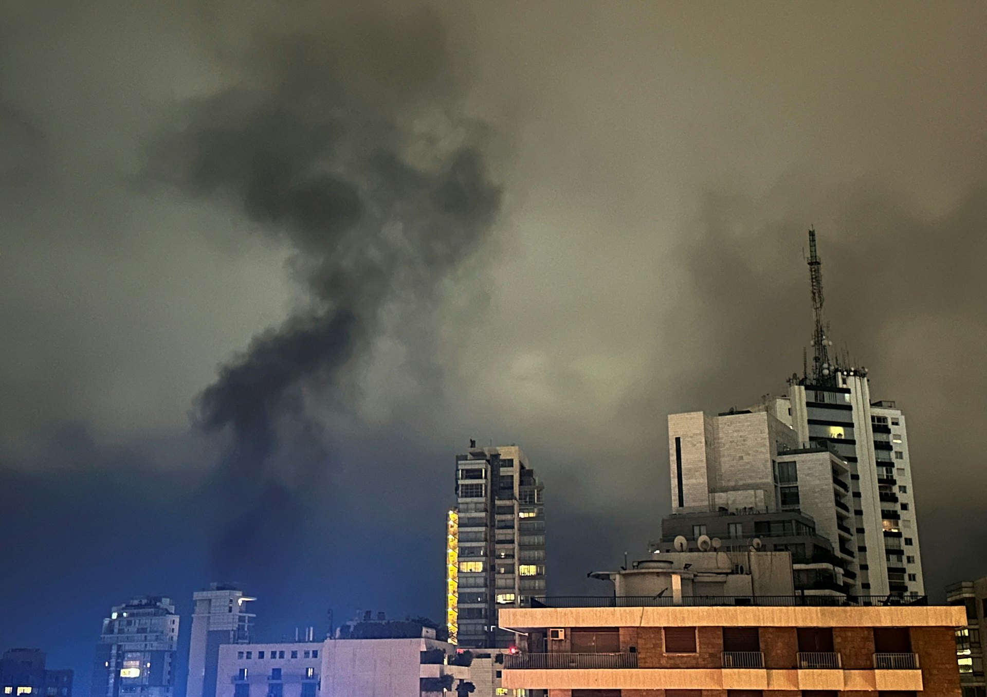 圖為2024年10月10日,黎巴嫩首都貝魯特再遭以色列空襲,冒出火光及竄起濃煙。(Reuters)