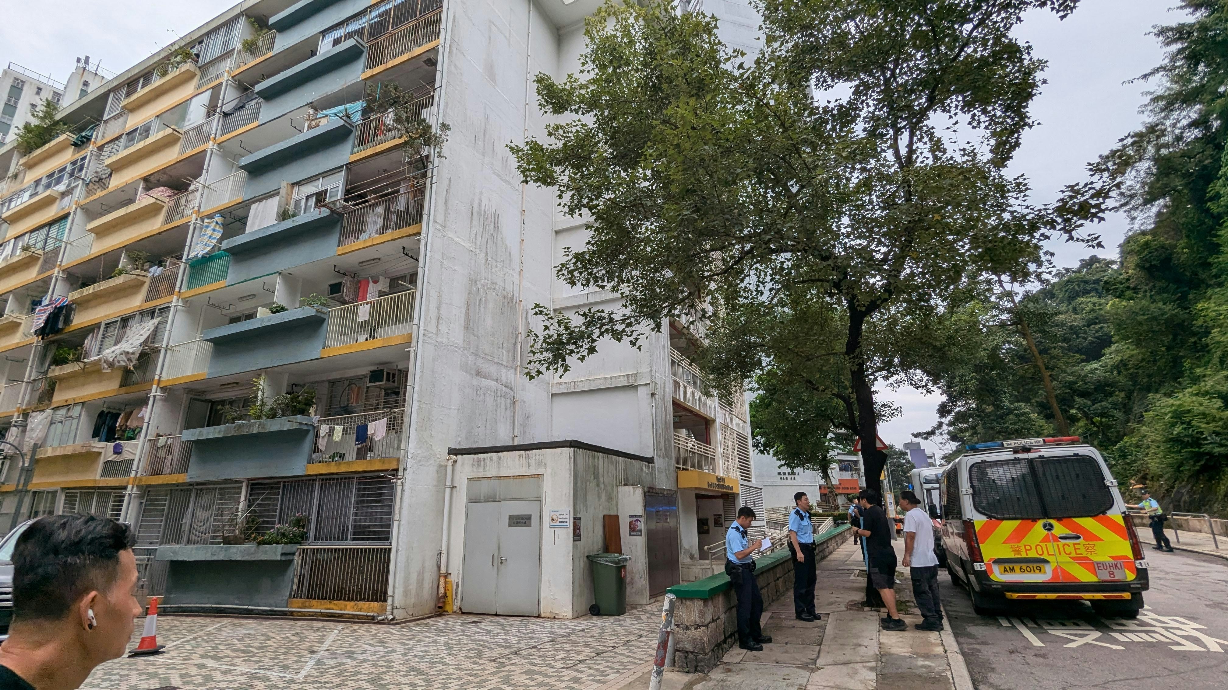 筲箕灣明華大廈單位冒煙　鄰居報案　揭女子放滅蝨彈吸煙霧不適