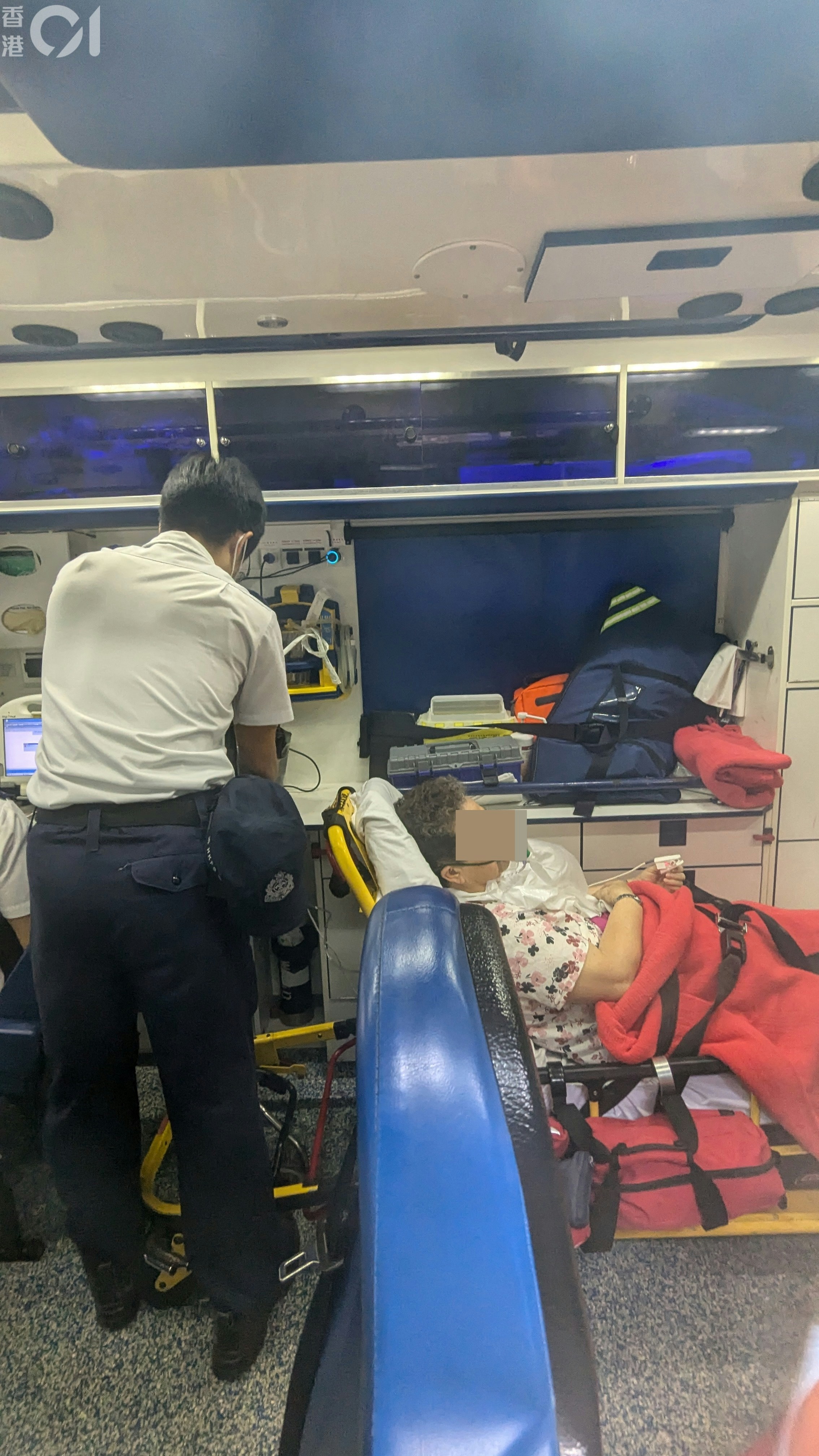 一名女鄰居感到不適，由救護車送往東區醫院治理。（黃偉民攝）
