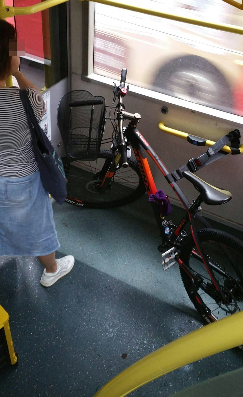 巴士輪椅停放處泊有1輛單車，引來其他乘客側目。（網上圖片）