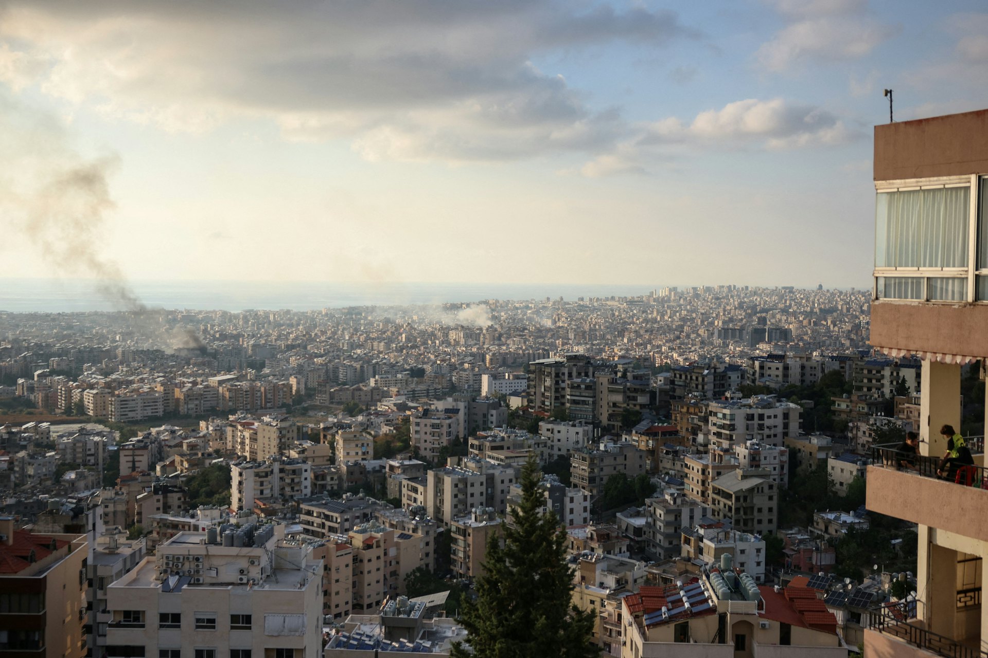 以色列與真主黨的衝突持續,圖為2024年10月12日,以軍空襲黎巴嫩首都貝魯特南部市郊,有地方疑似中彈後冒出濃煙。(Reuters)