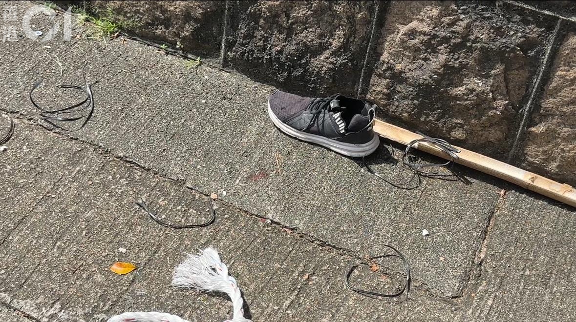 現場遺下一隻懷疑屬於事主的鞋。（鄭嘉惠攝）