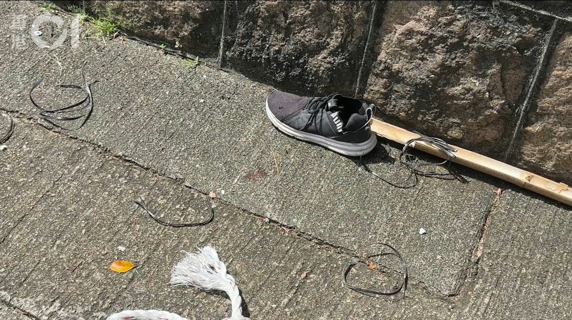 現場遺下一隻懷疑屬於事主的鞋。(鄭嘉惠攝)