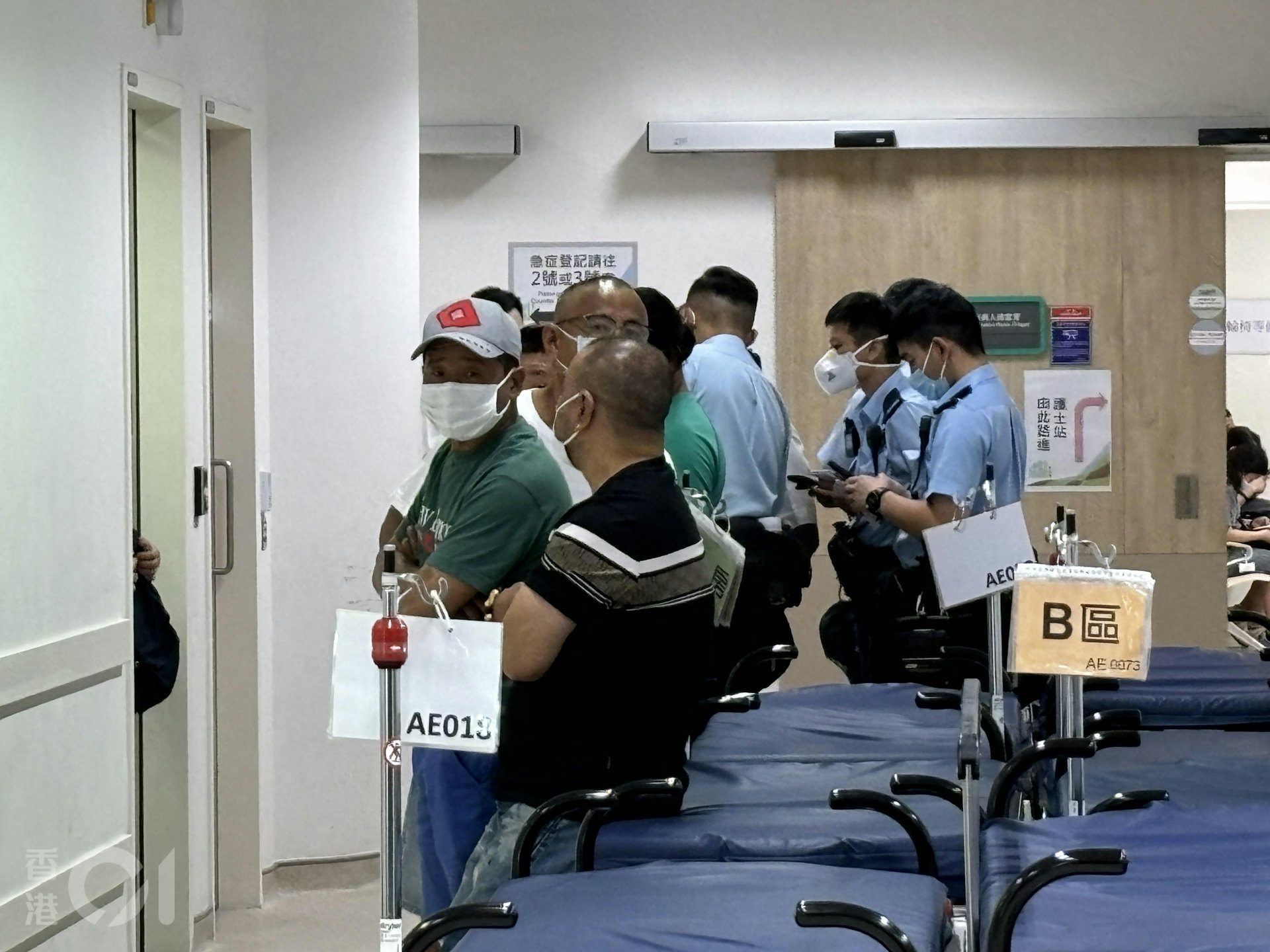 大批親友趕赴醫院了解,有人情緒激動,場面悲傷。(羅日昇攝)