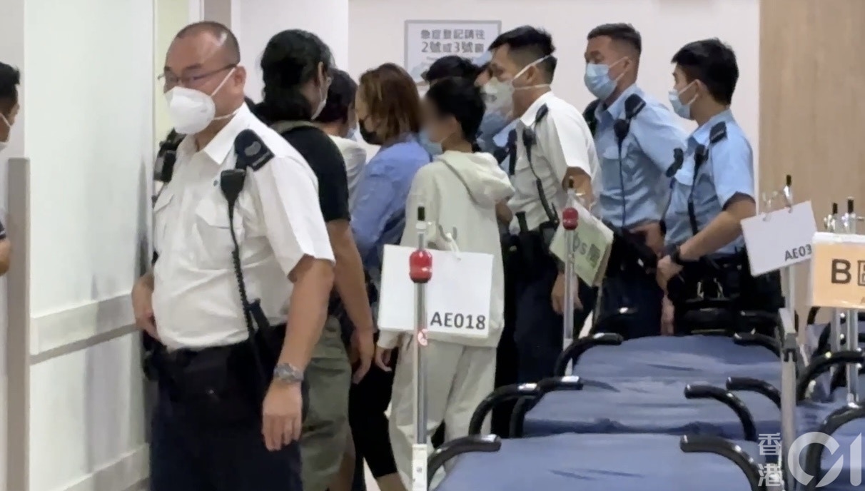 死者妻子（中間藍衫）及兒子趕抵醫院。（羅日昇攝）