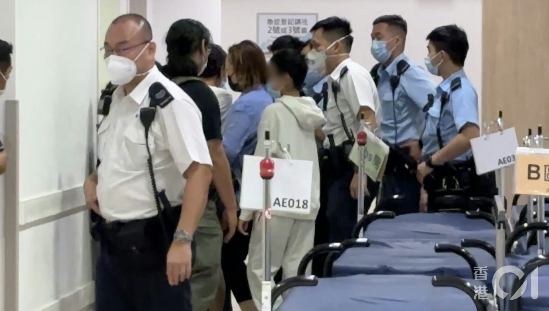 死者妻子(中間藍衫)及兒子趕抵醫院。(羅日昇攝)