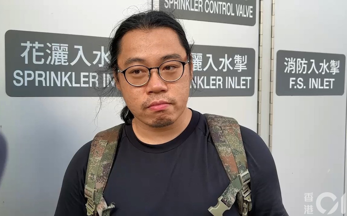 工業傷亡權益會幹事劉家樂趕抵醫院協助死者家屬。（羅日昇攝）