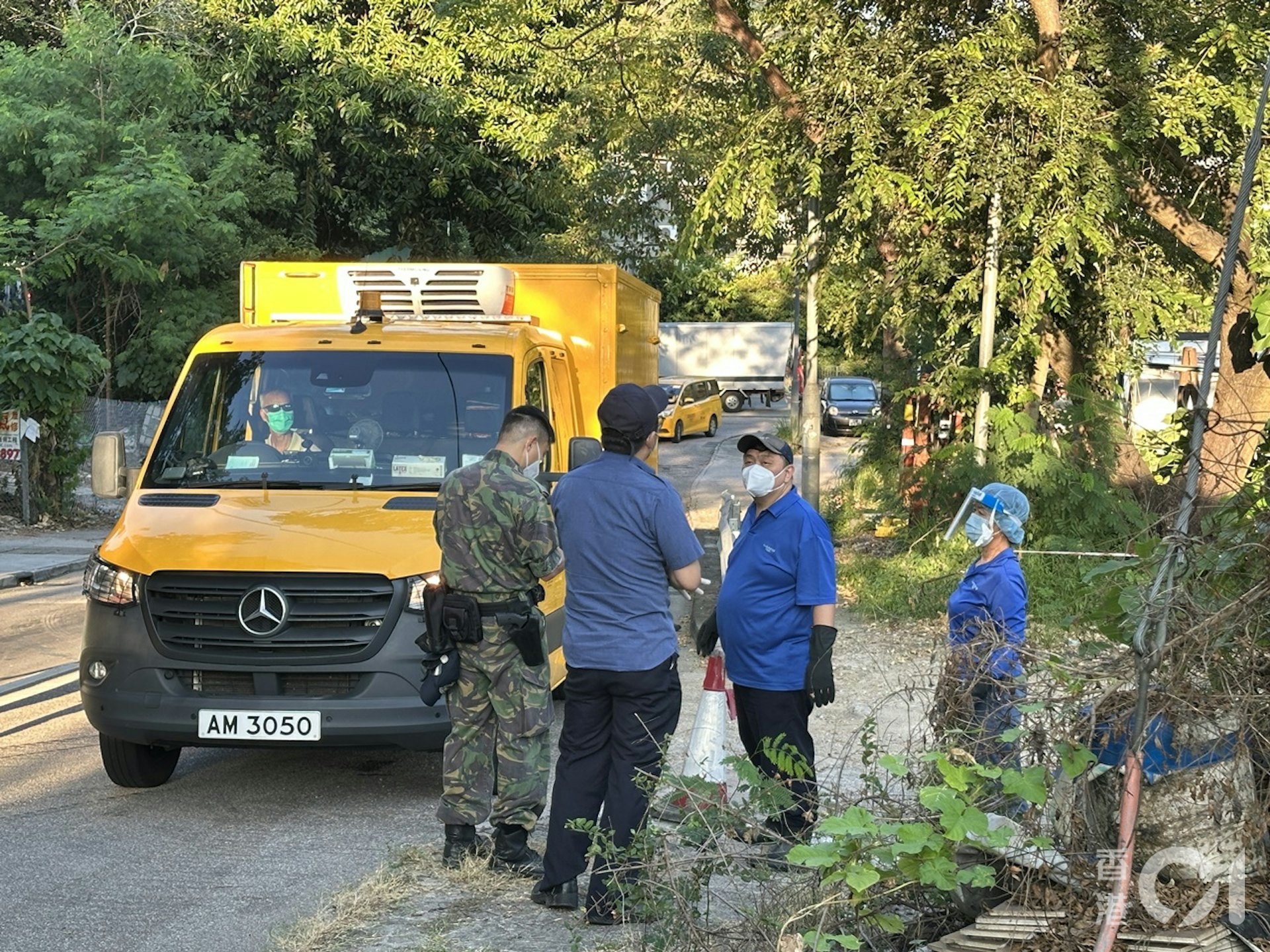 死者遺體由仵工舁送殮房。(王譯揚攝) 死者遺體由仵工舁送殮房。(王譯揚攝)