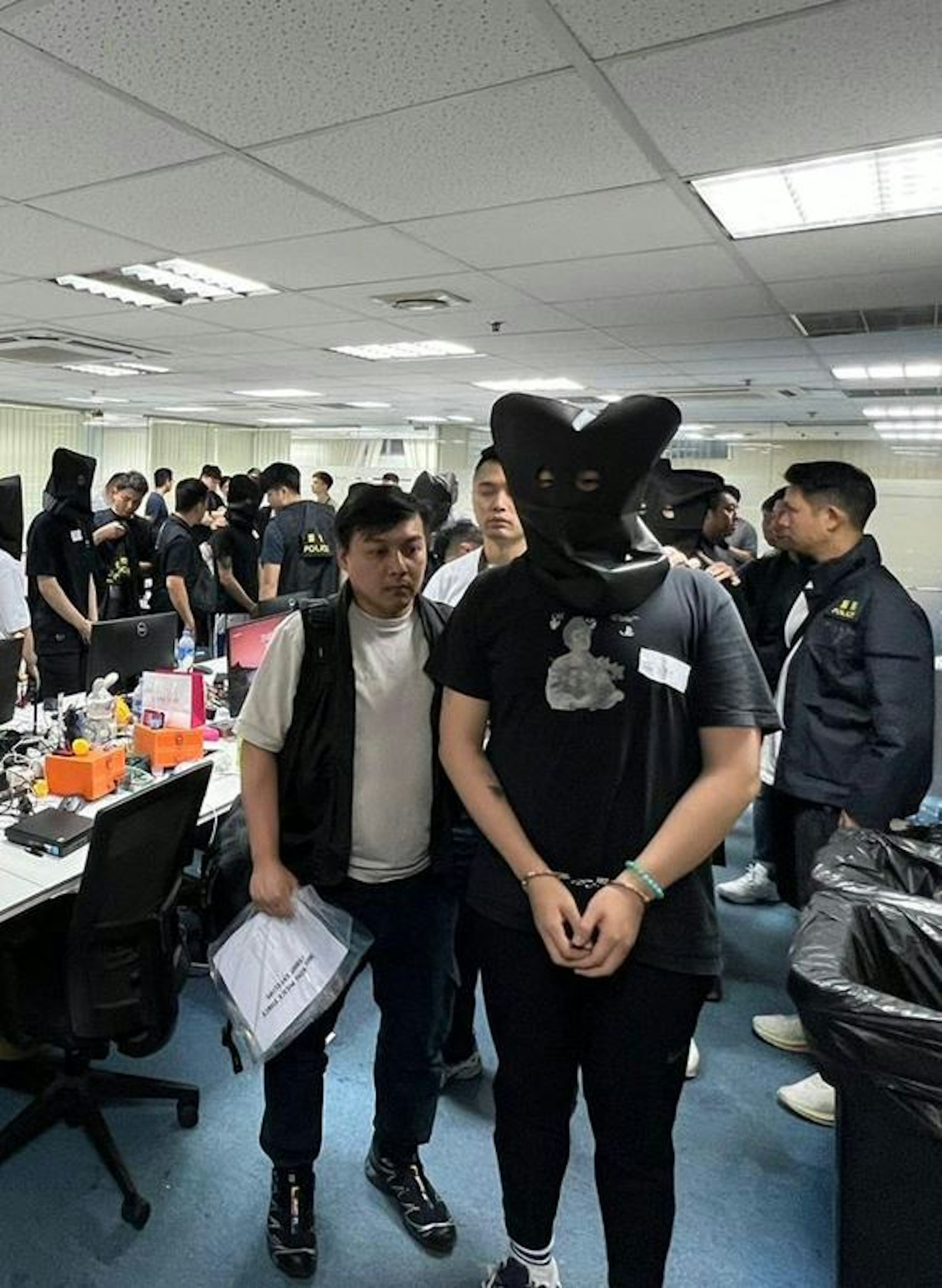 警方搗破一個詐騙集團,涉款3.6億元,在行動中拘捕27人。(警方圖片) 警方搗破一個詐騙集團,涉款3.6億元,在行動中拘捕27人。(警方圖片)