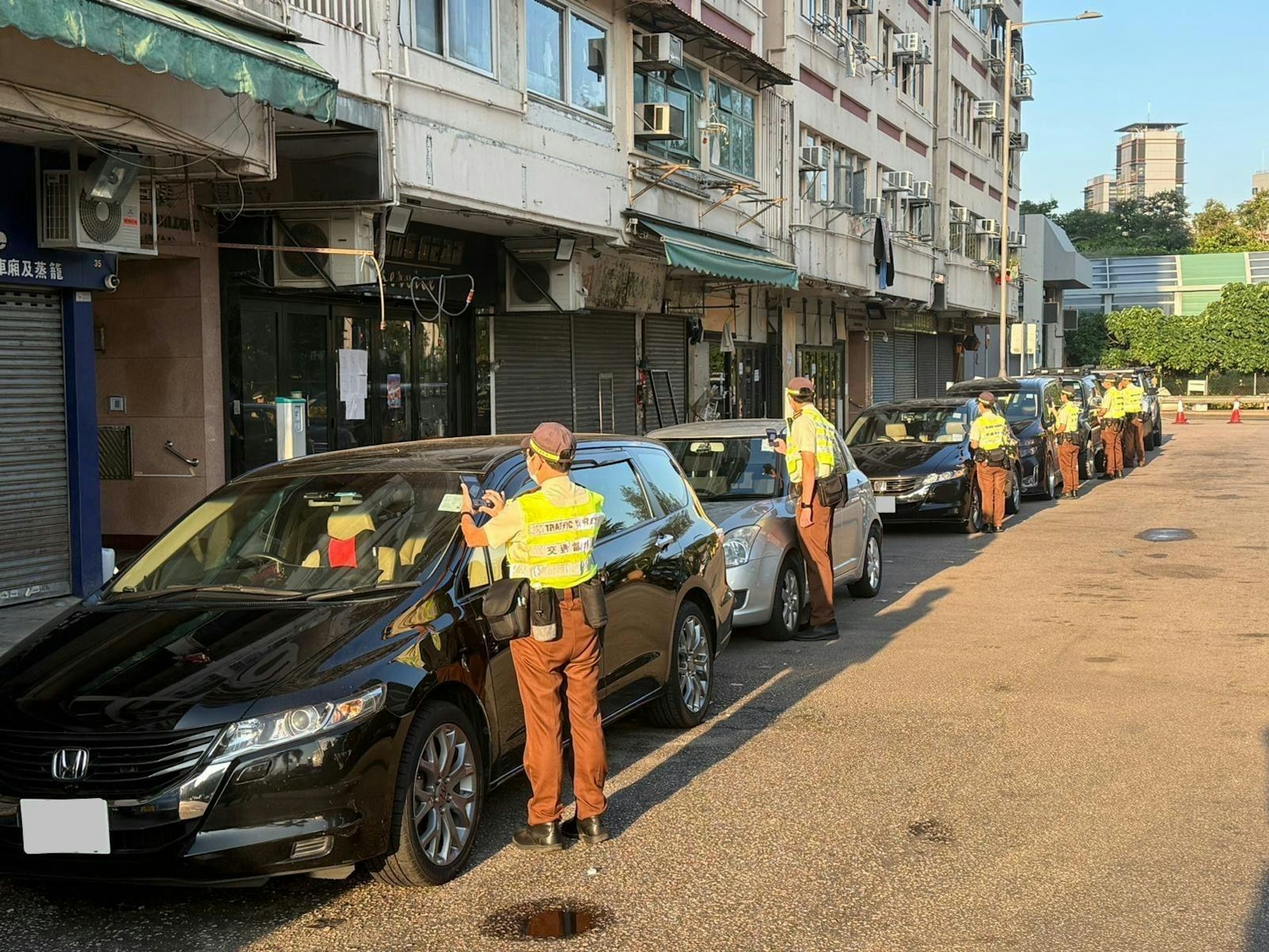警方派逾千張「牛肉乾」並拖走11輛車。(警方圖片) 警方派逾千張「牛肉乾」並拖走11輛車。(警方圖片)