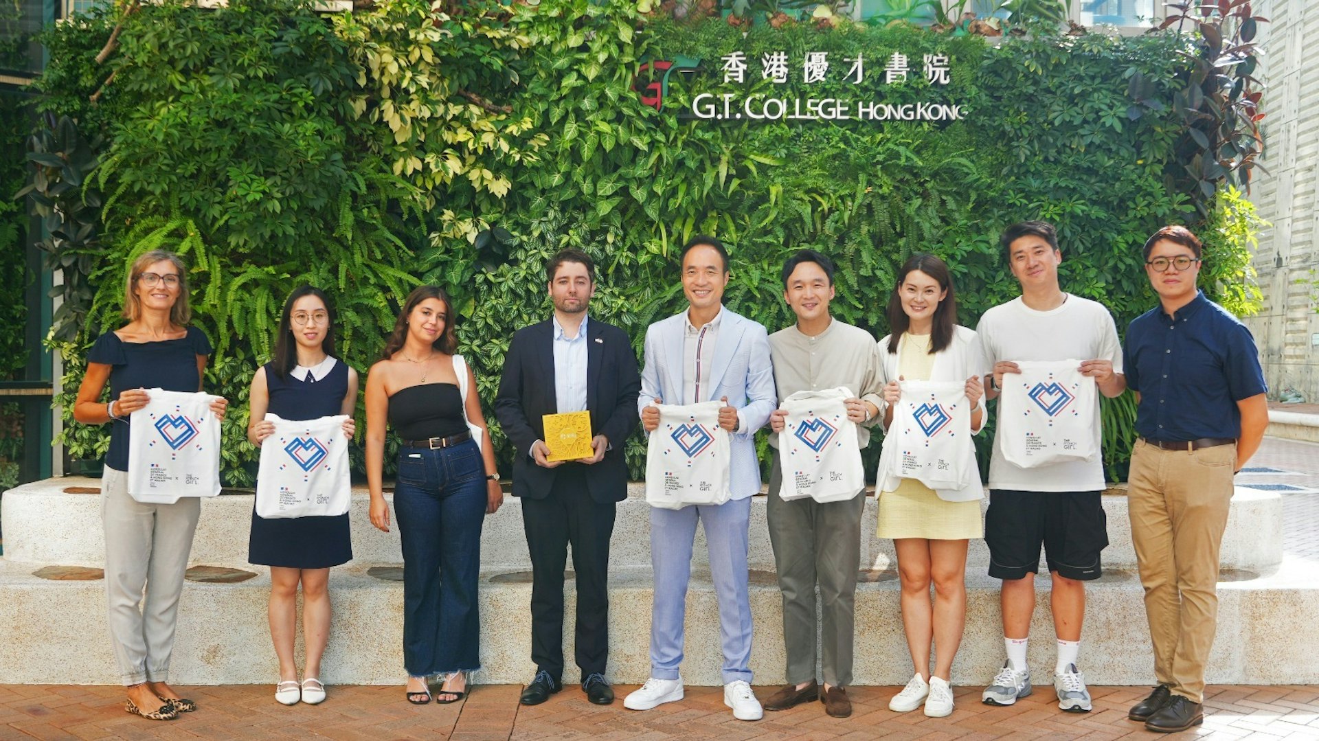 (香港直接資助學校議會提供) (香港直接資助學校議會提供)