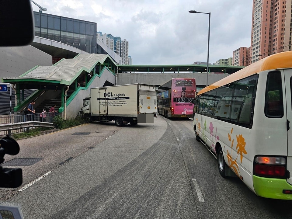 貨車與巴士相撞後再撼路邊鐵欄。（龍翔道至觀塘交通消息群組）