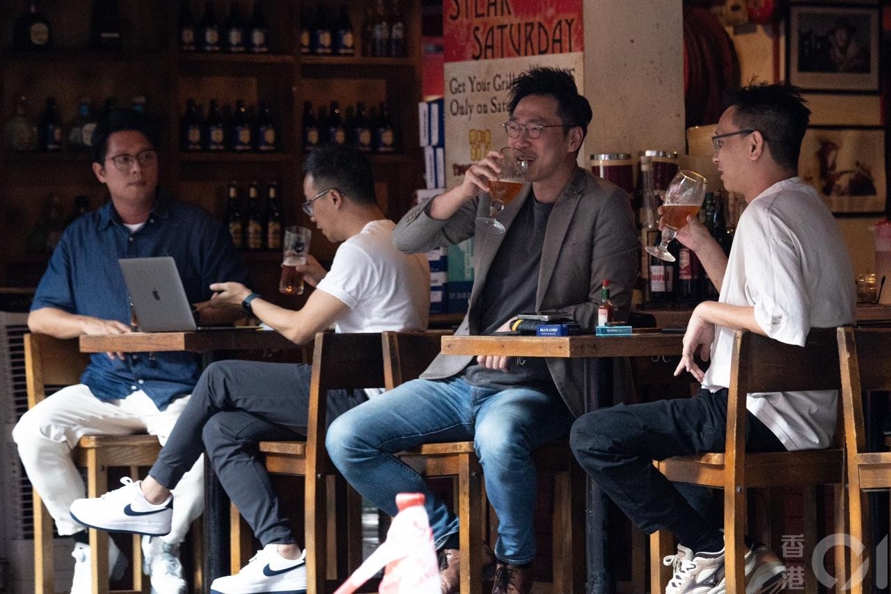 現時酒精濃度達30%或以上烈酒需付100%稅項，餐飲業界尤其是酒吧行業，爭取政府分三年逐步取消，以刺激業務。（梁鵬威攝）