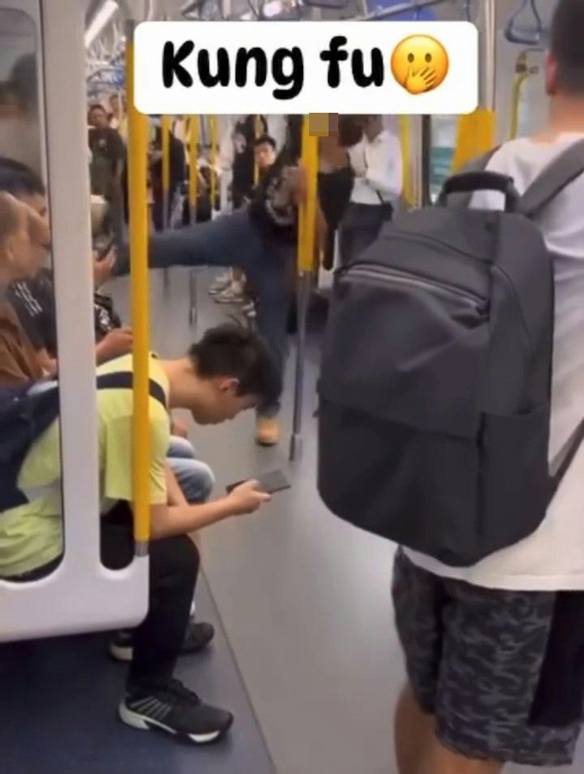 年輕男挑釁道「打交囉!」,大叔聞言即衝前一腳「穿心腿」踢向年輕男。(影片截圖)