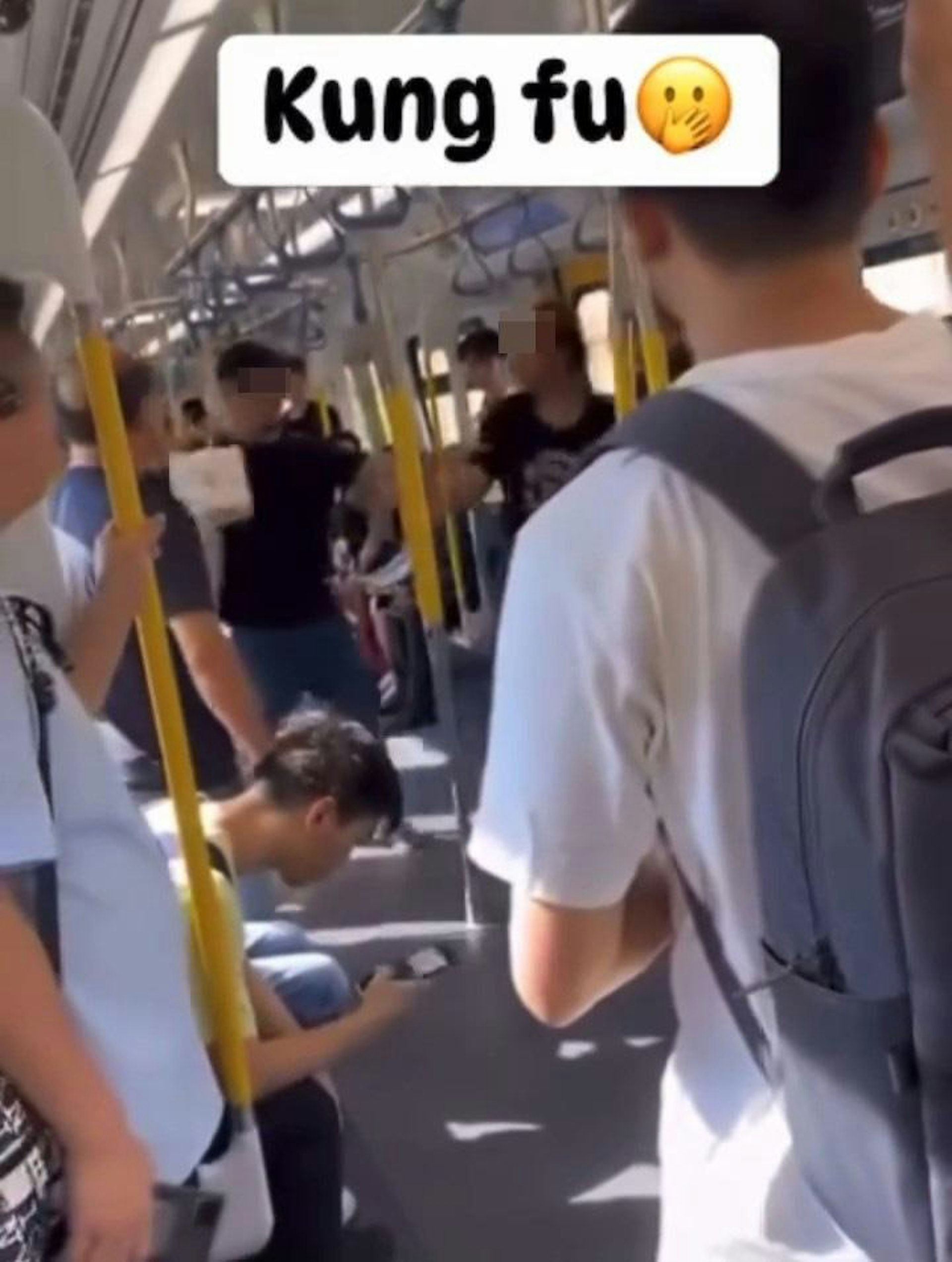 有戴眼鏡男子站在中間勸架。(影片截圖)